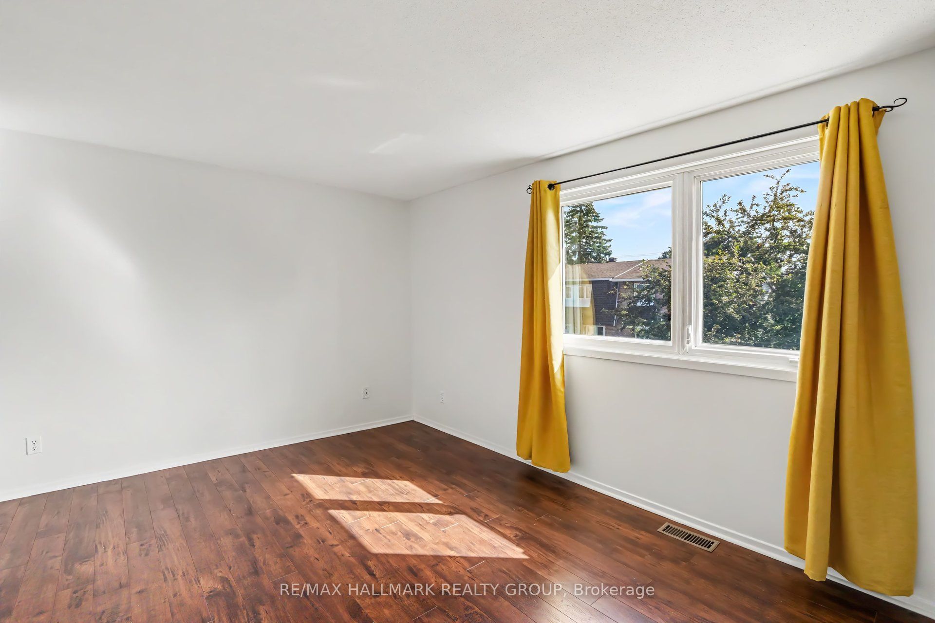 1747a Lamoureux Drive Property Photo 18