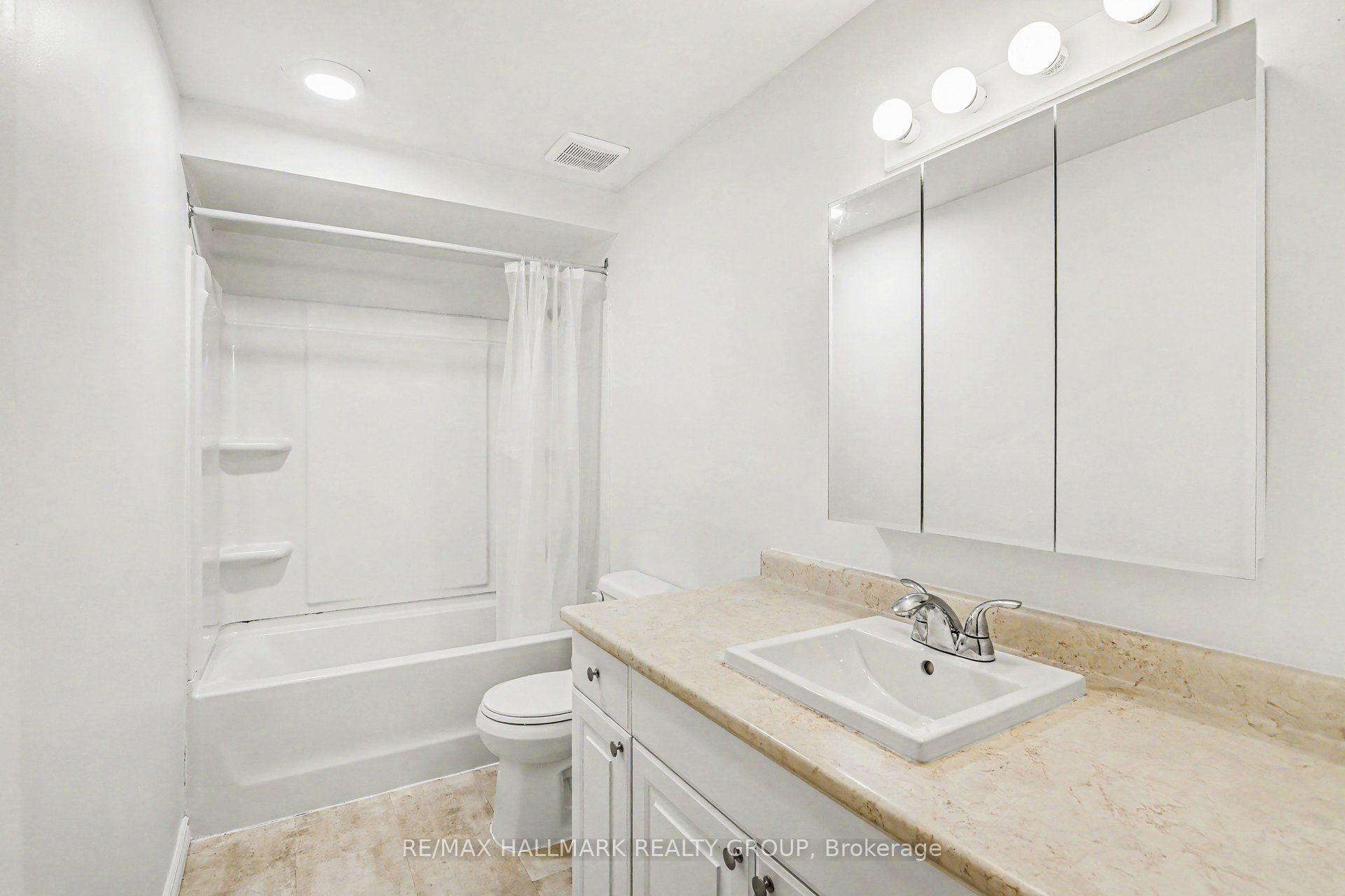 1747a Lamoureux Drive Property Photo 20