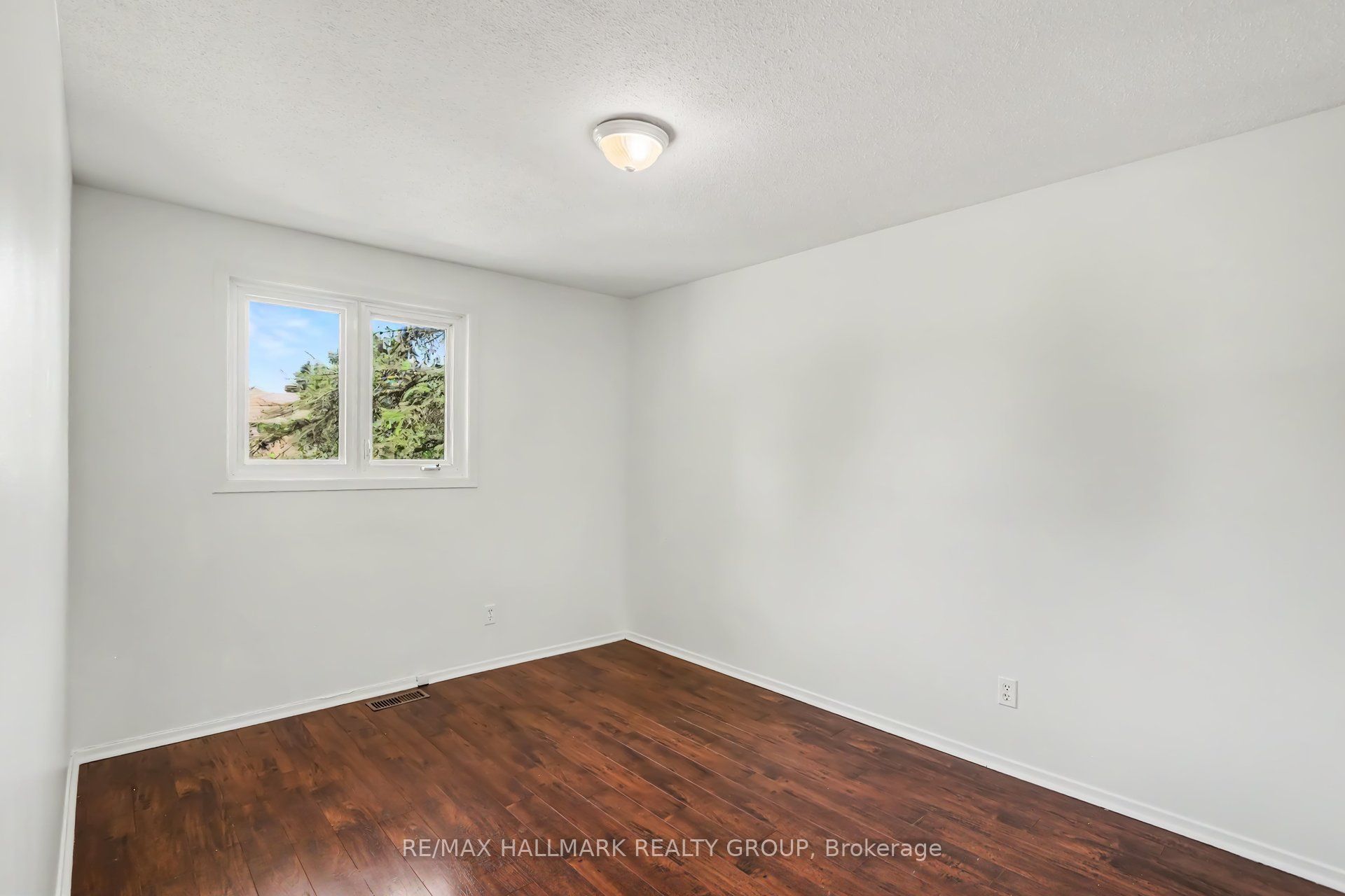 1747a Lamoureux Drive Property Photo 22