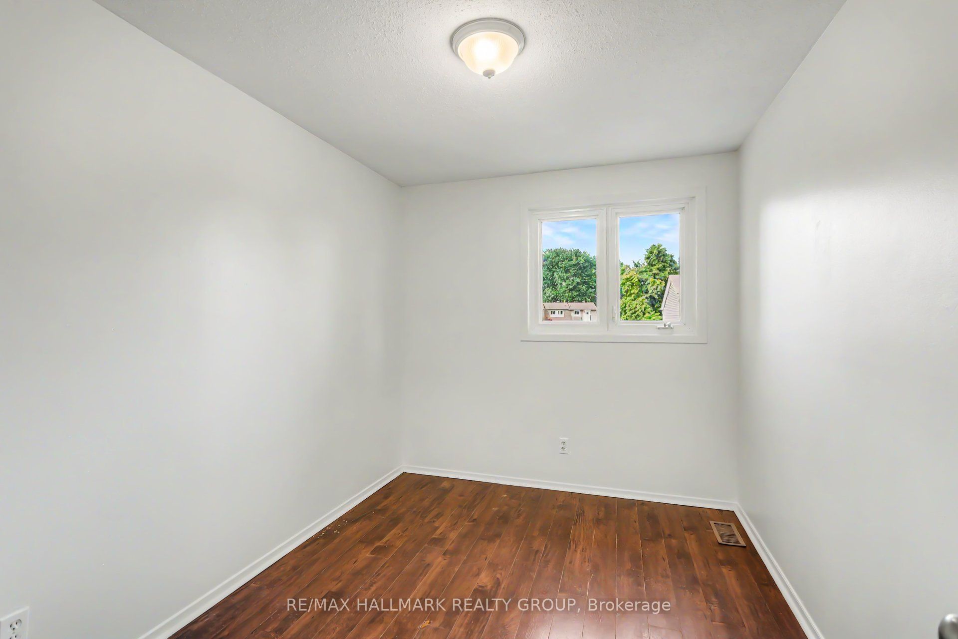 1747a Lamoureux Drive Property Photo 24