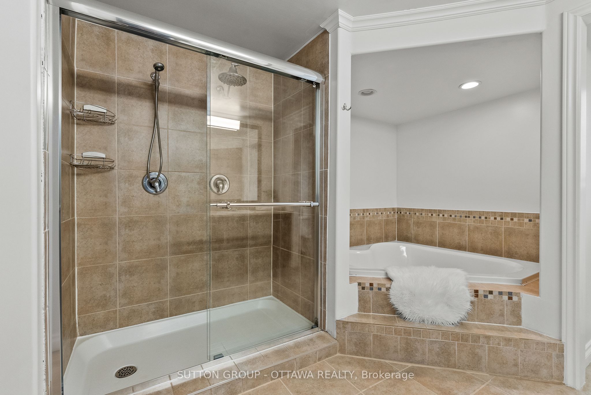 2450 Blackstone Crescent Property Photo 31