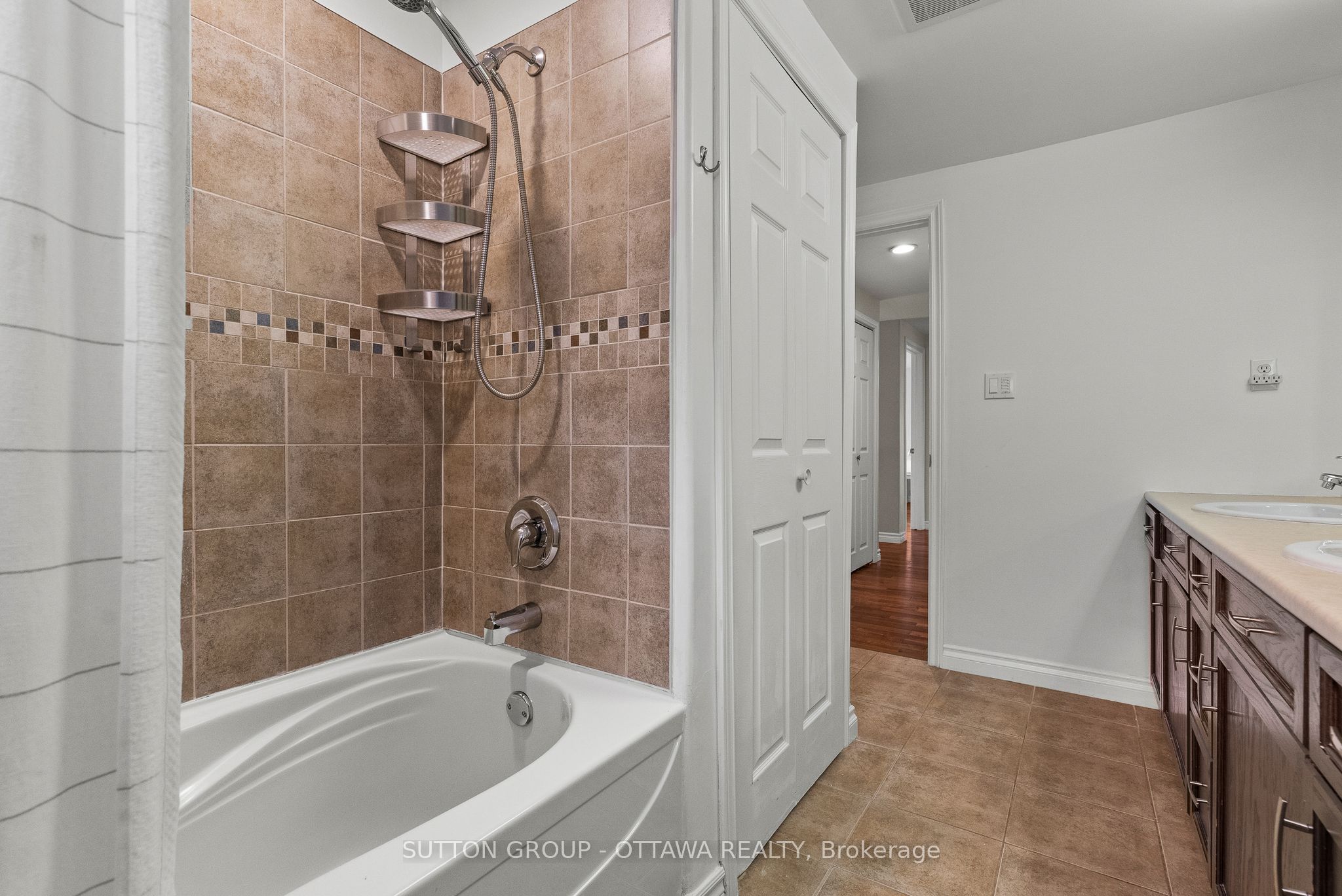 2450 Blackstone Crescent Property Photo 38