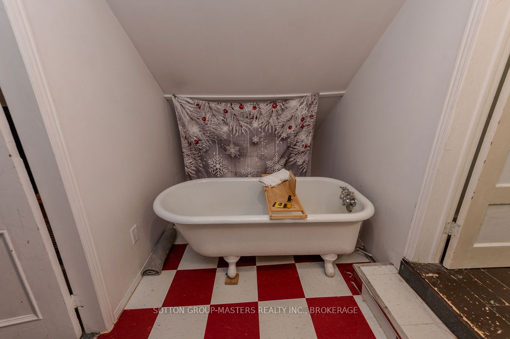 27 West Street W Property Photo 45