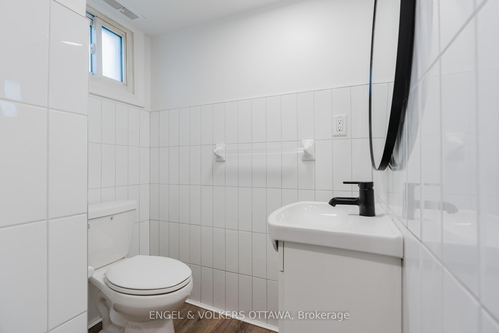896 Pinewood Crescent 3 Property Photo 11