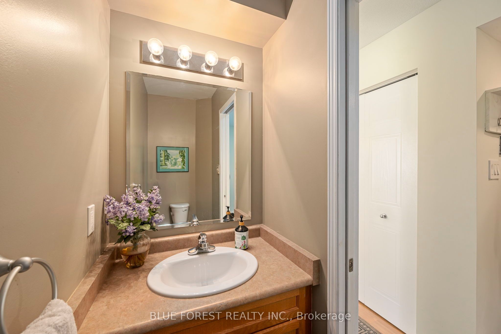1233 Crosscreek Crescent Property Photo 8