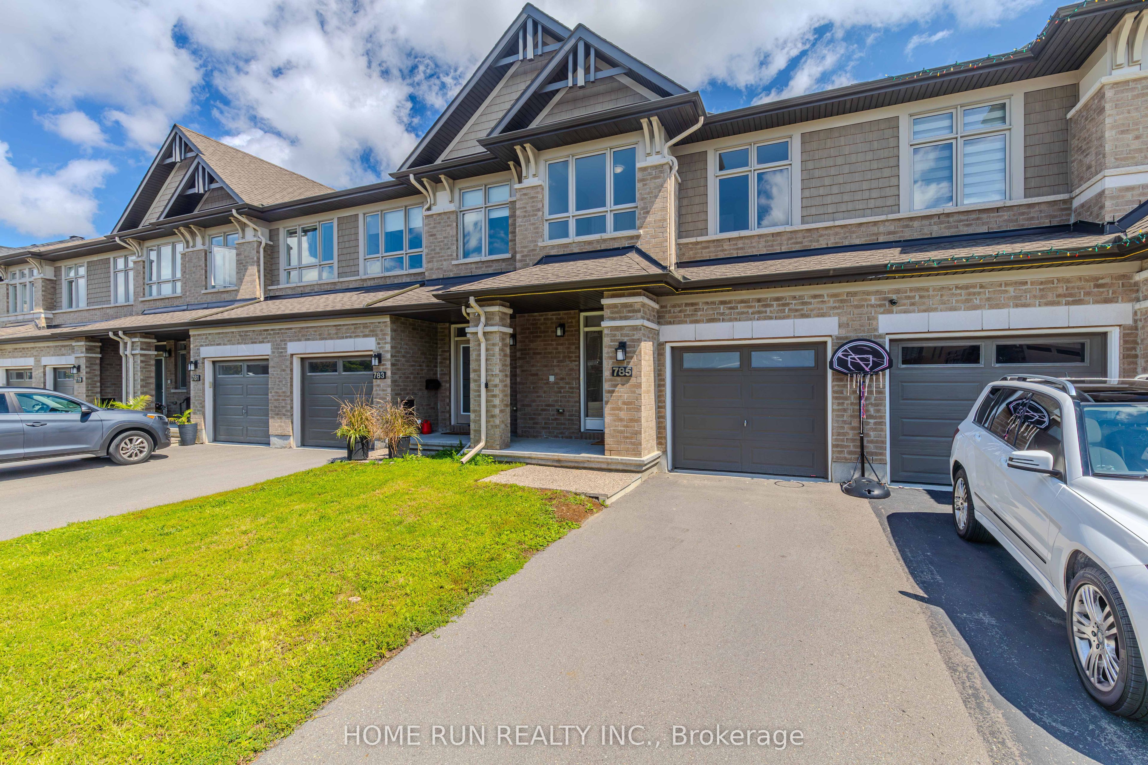 785 Cairn Crescent Property Photo 2