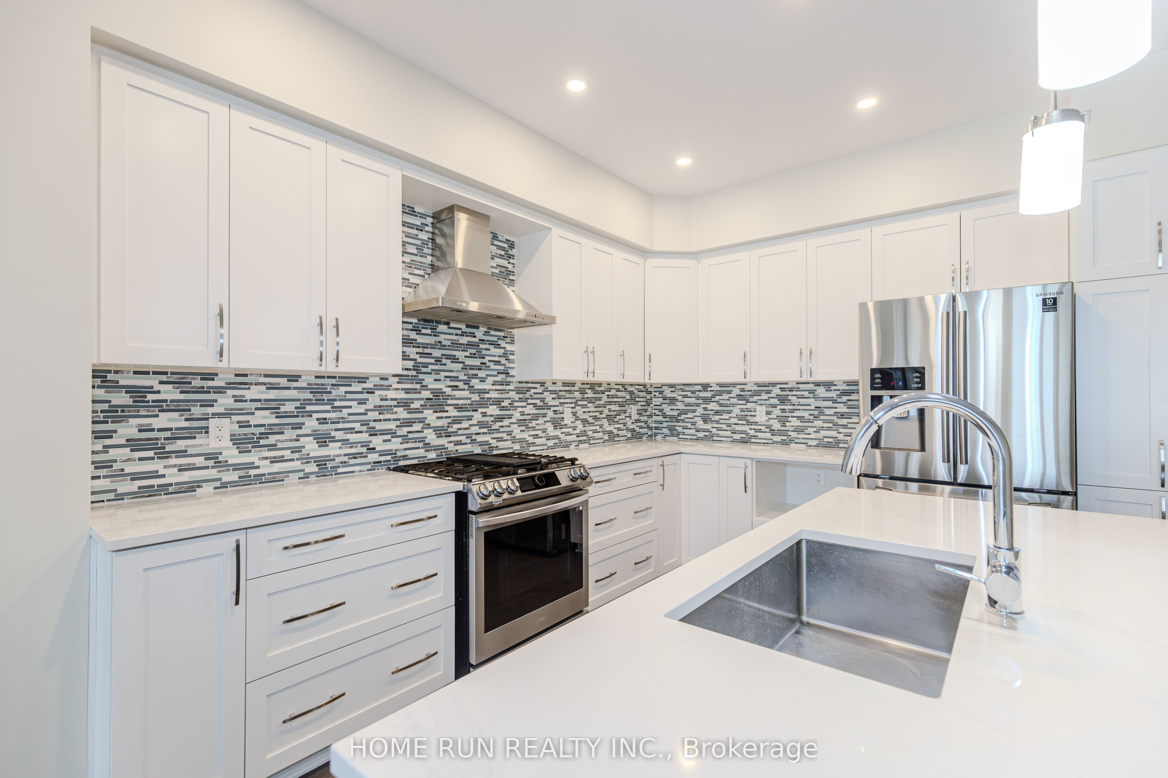 785 Cairn Crescent Property Photo 10