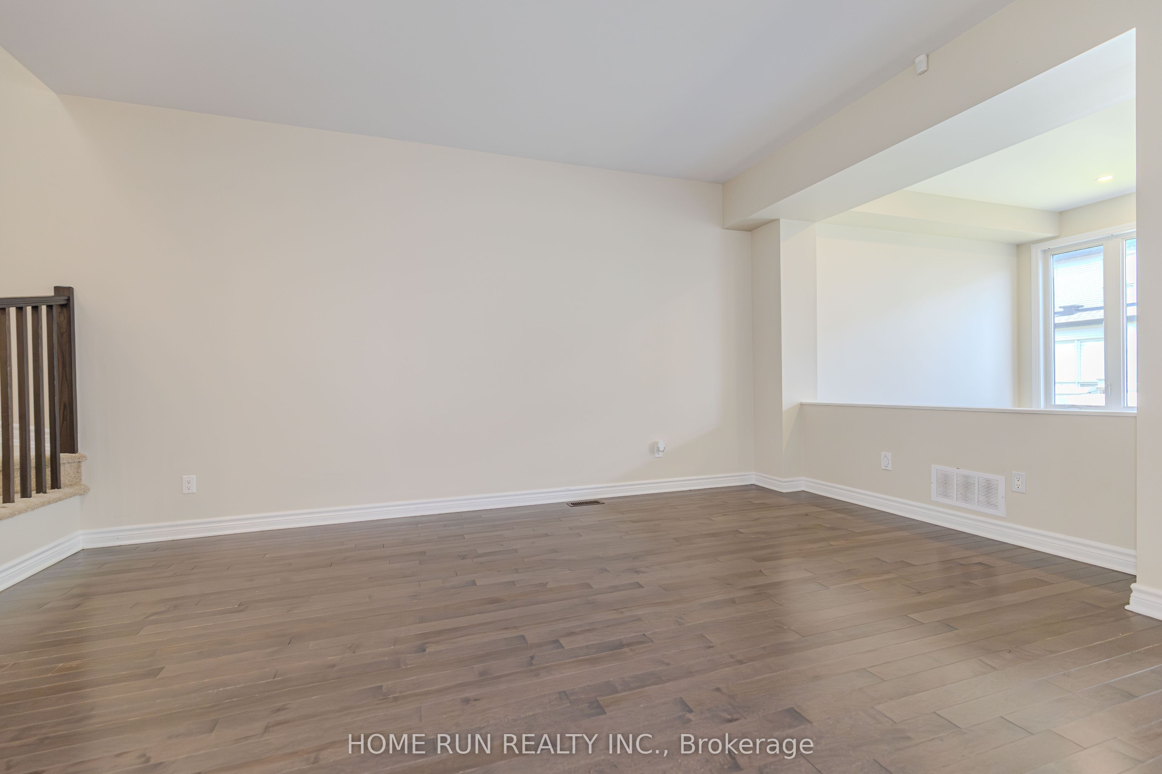 785 Cairn Crescent Property Photo 16