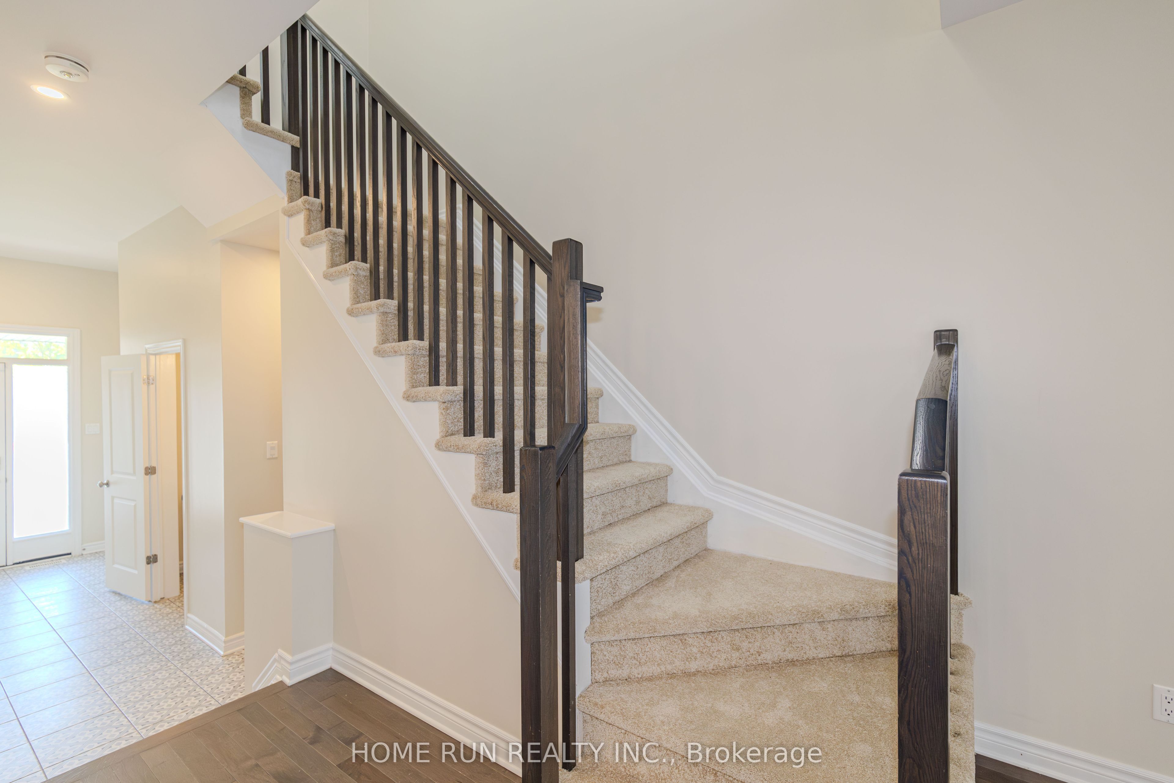 785 Cairn Crescent Property Photo 28