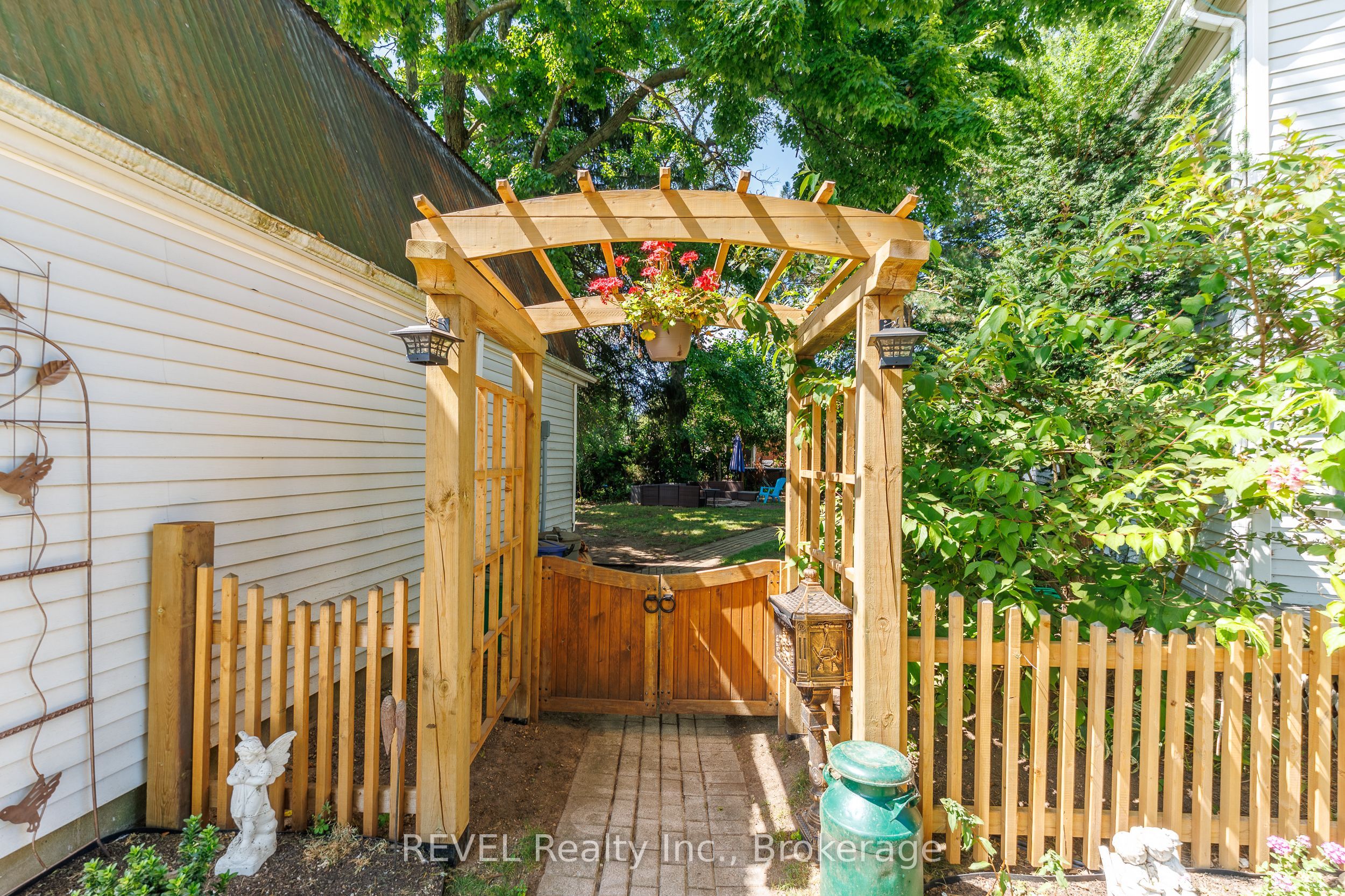 2791 Neptune Crescent Property Photo 4