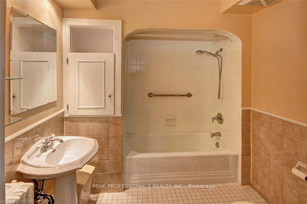35 Cliftonvale Avenue Upper Unit Property Photo 13