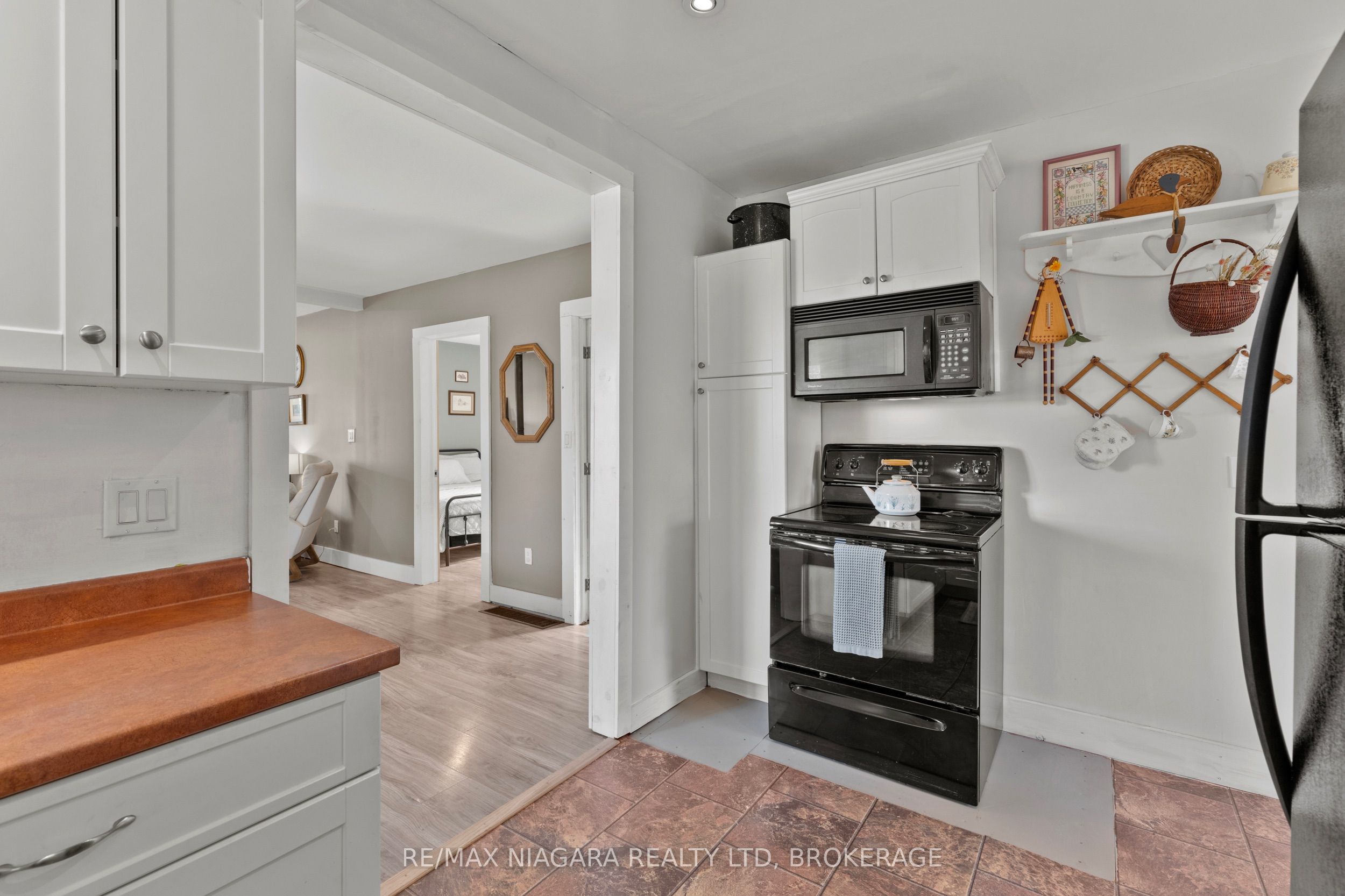702 Main Street W Property Photo 15