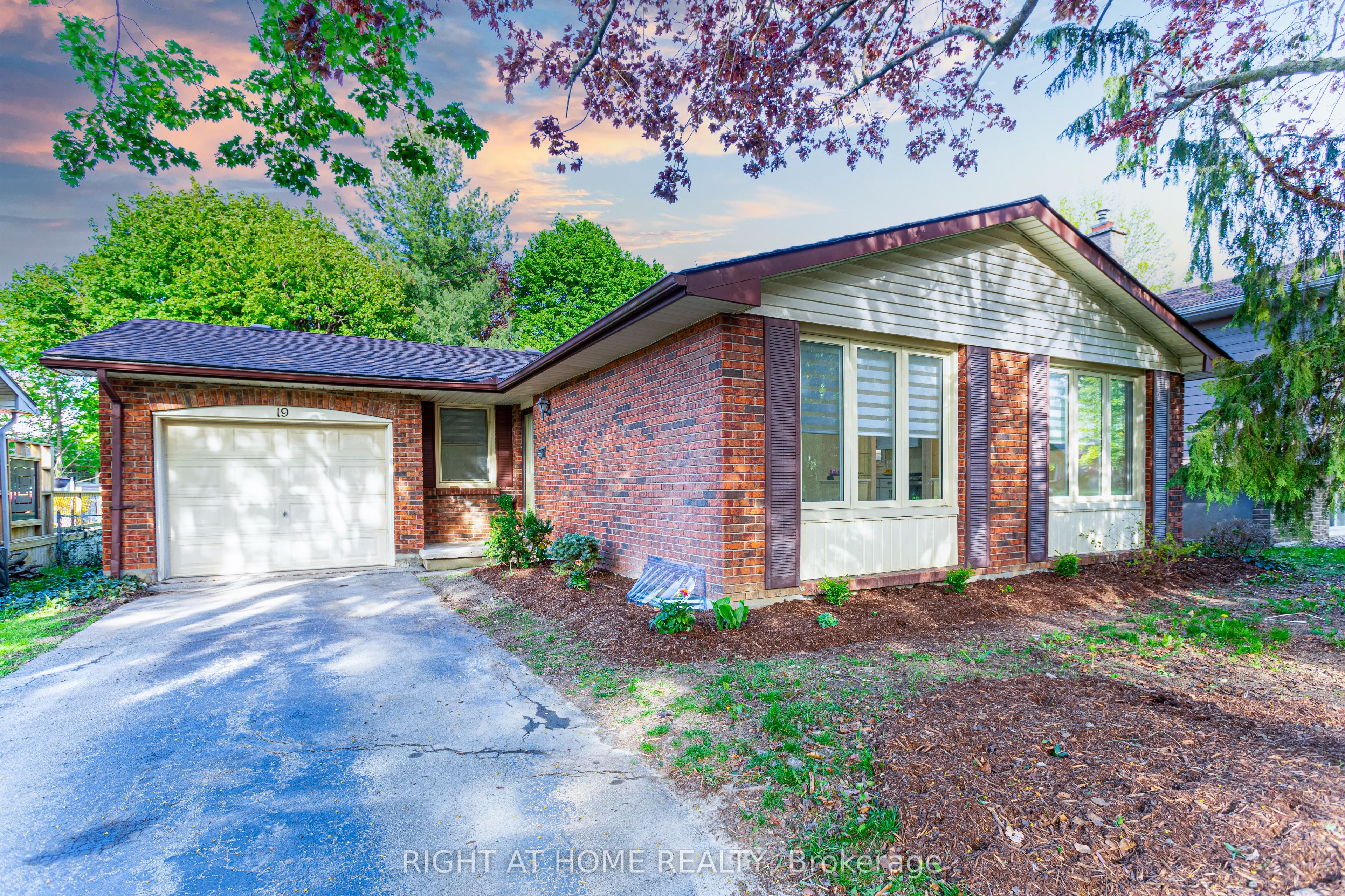 19 Windingway Crescent Lower Property Photo 1