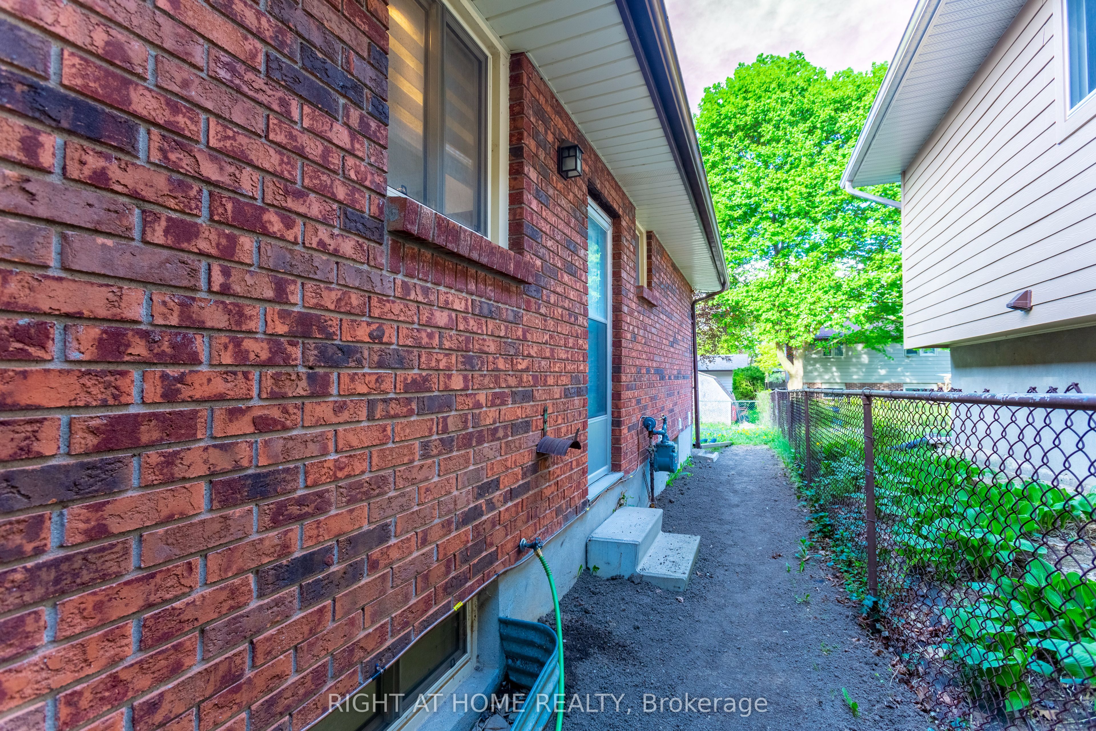 19 Windingway Crescent Lower Property Photo 9