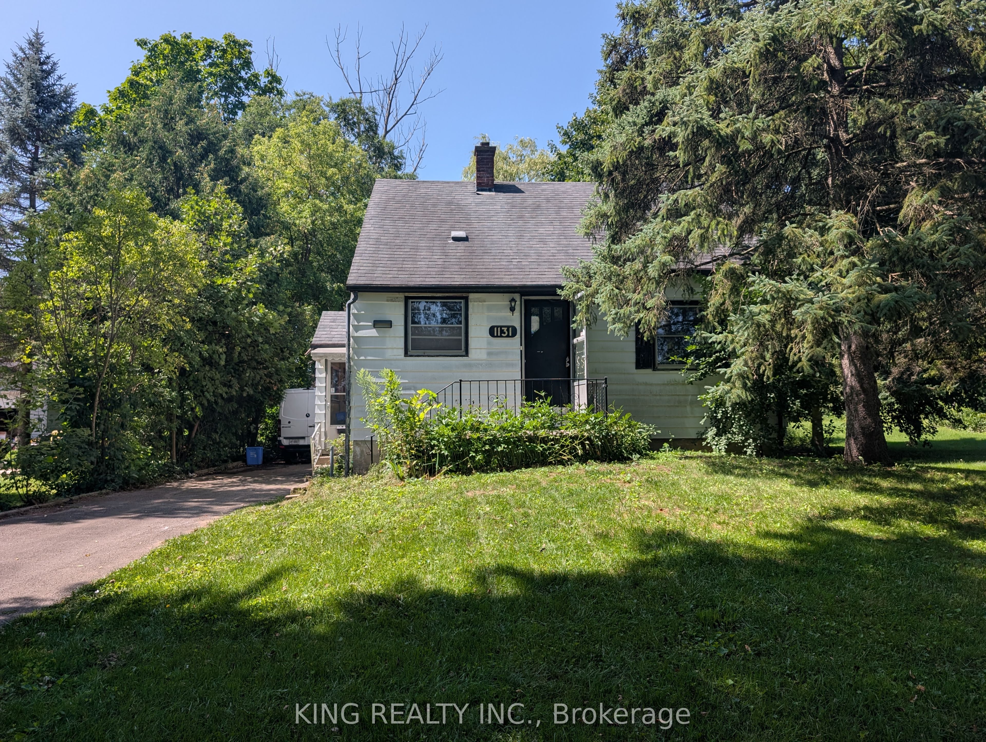 1131 Crumlin Side Road Property Photo 1