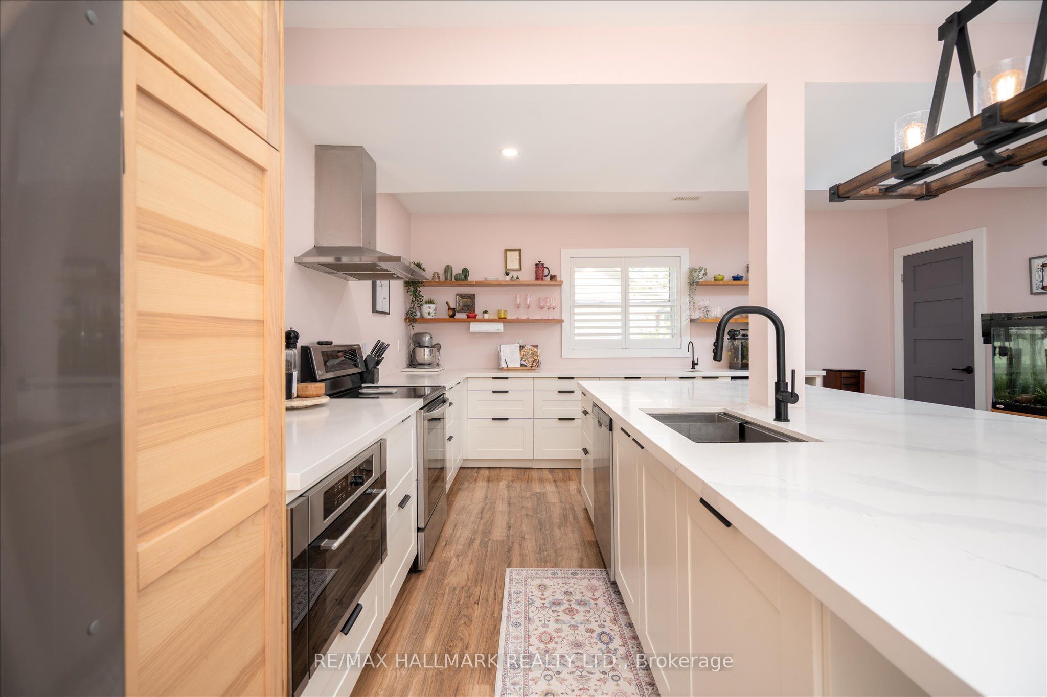 64 Front Street E Property Photo 15