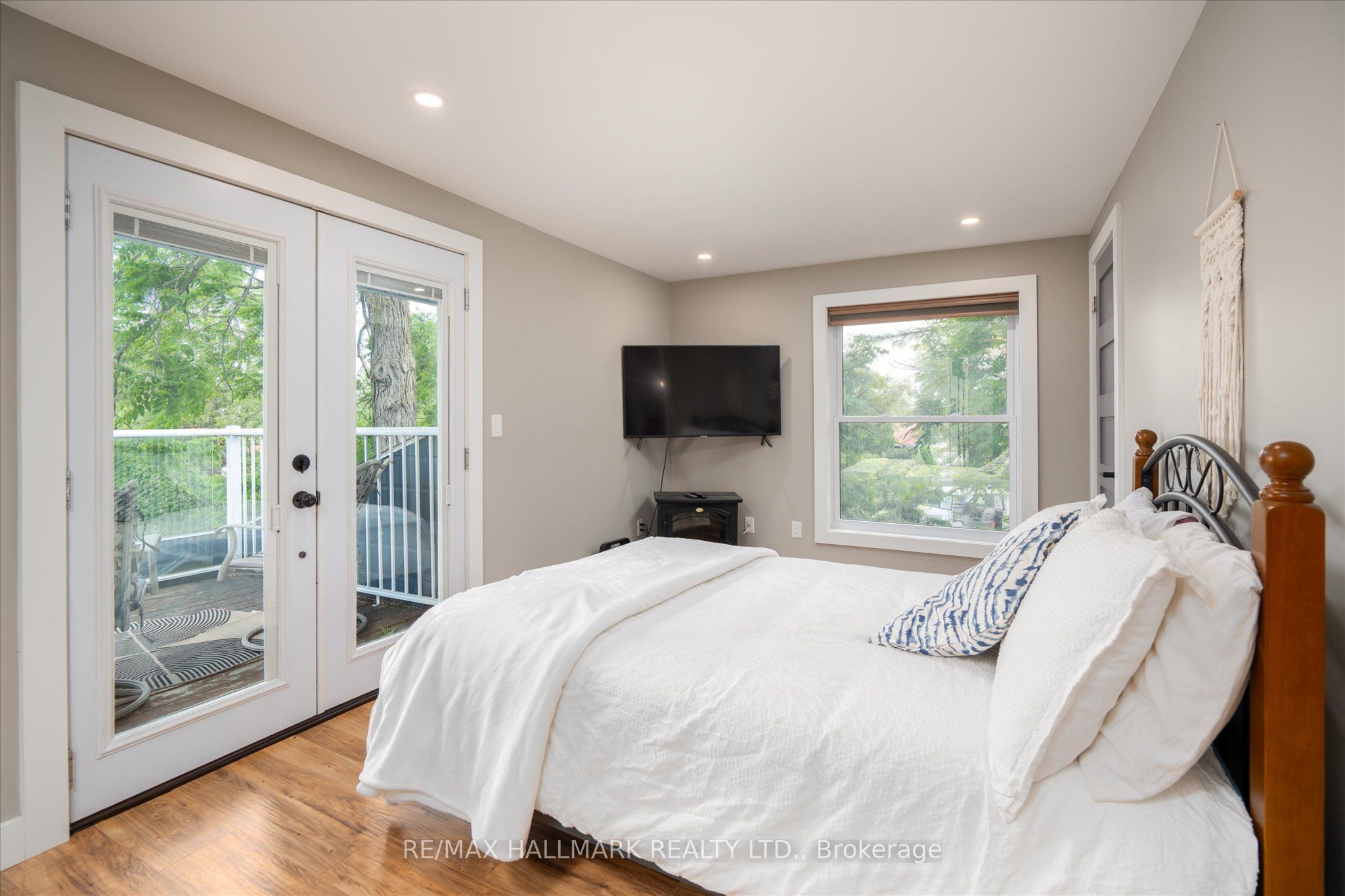 64 Front Street E Property Photo 19