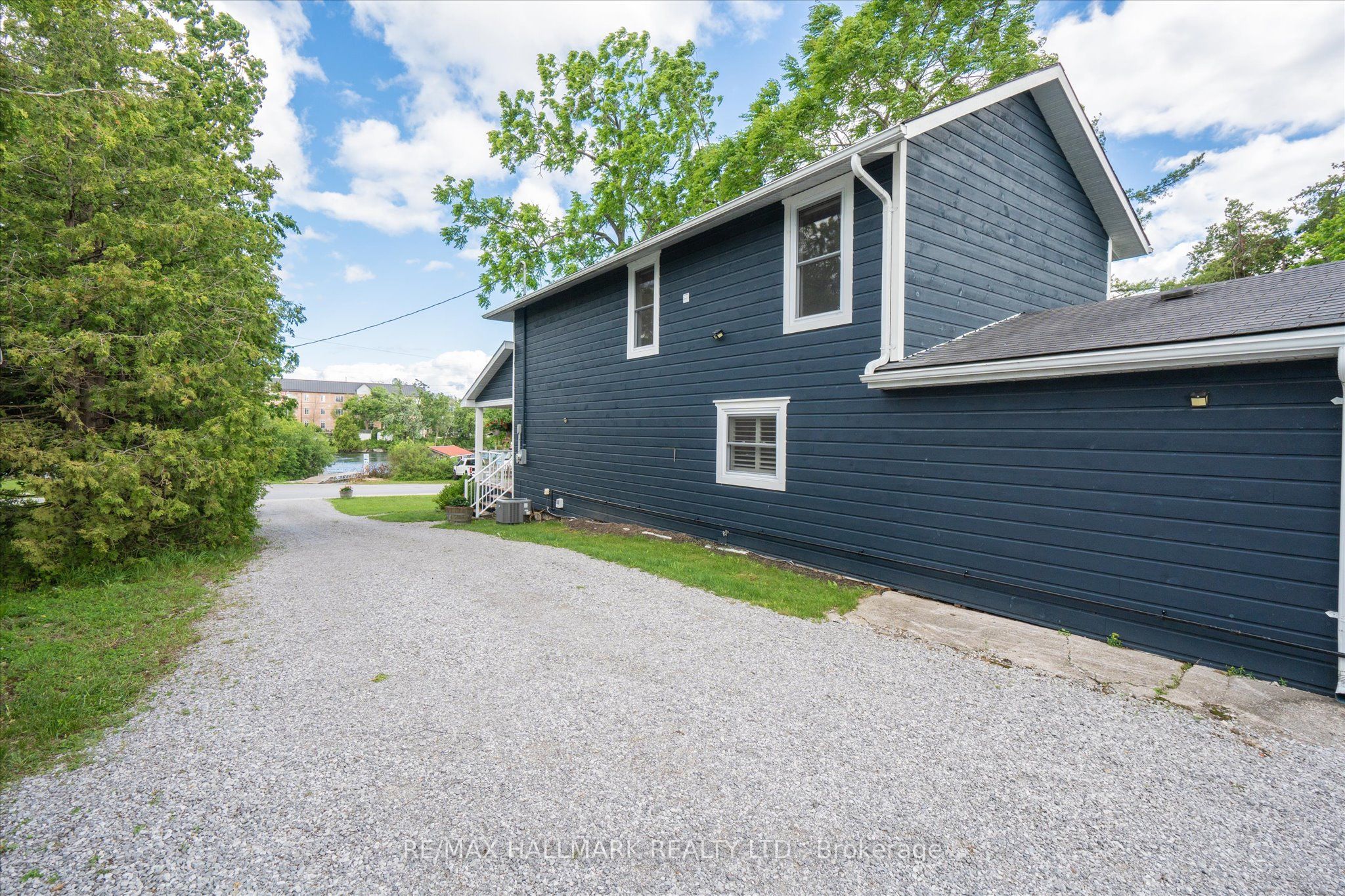 64 Front Street E Property Photo 36