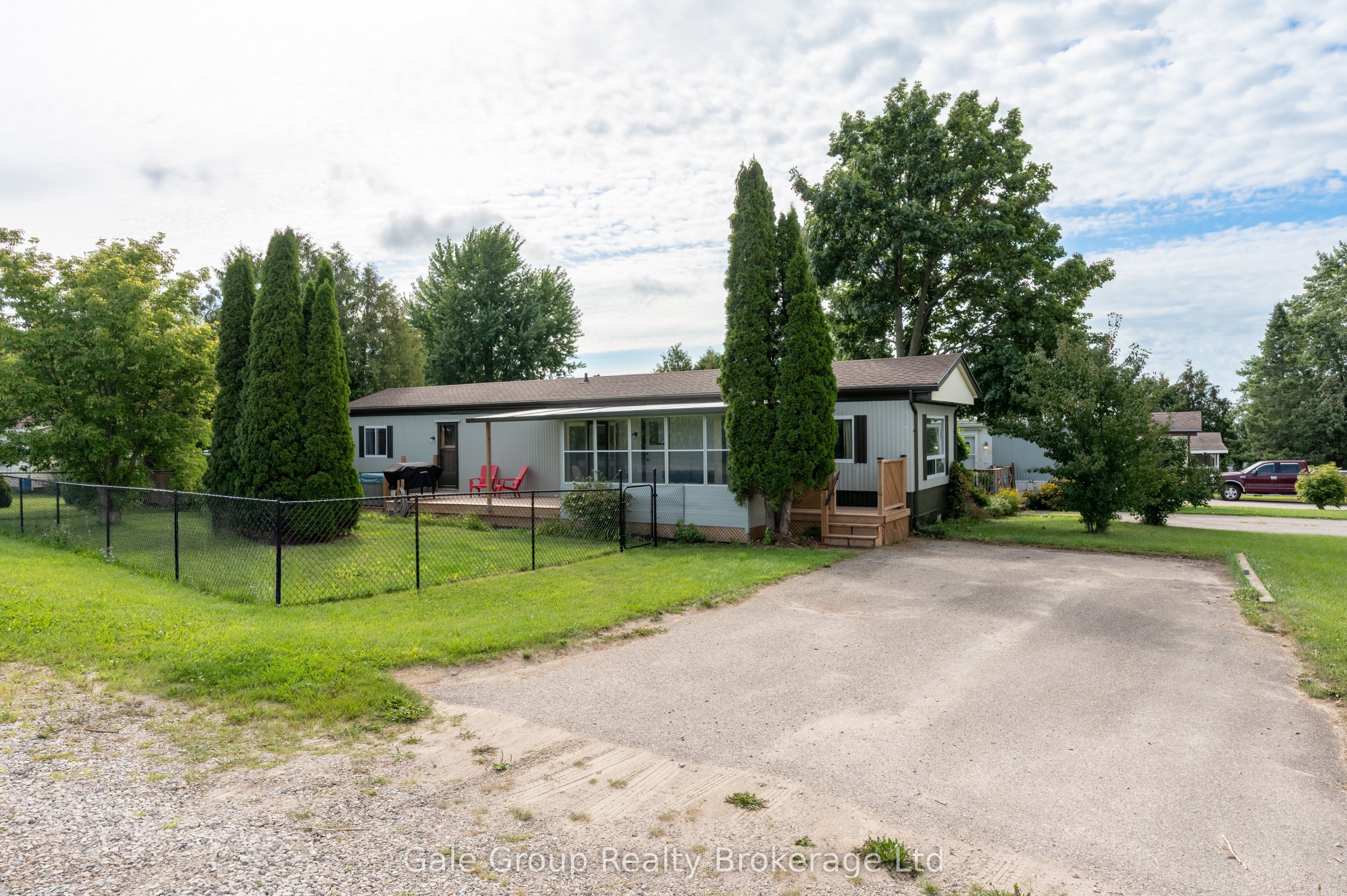 32 Pineview Ave Avenue Property Photo 1