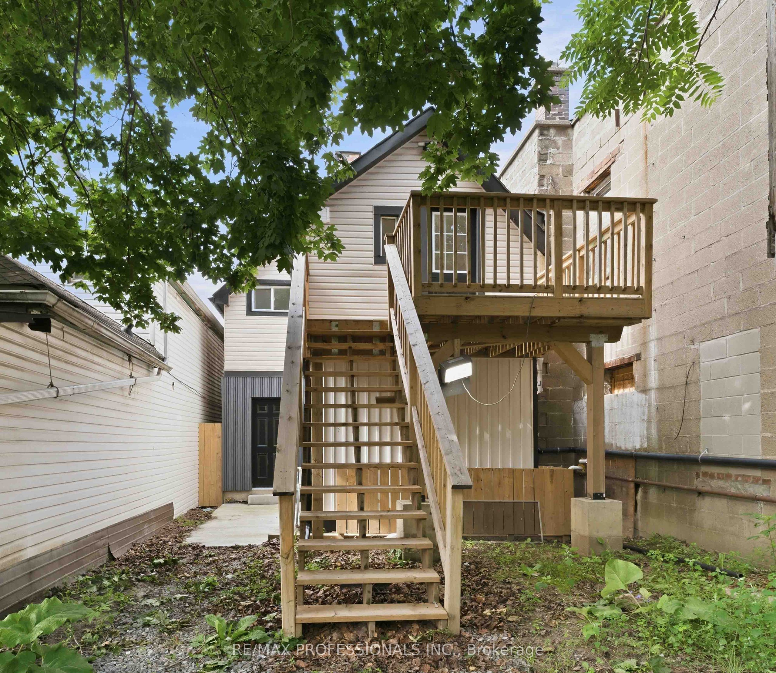 759 Barton Street E Property Photo 2