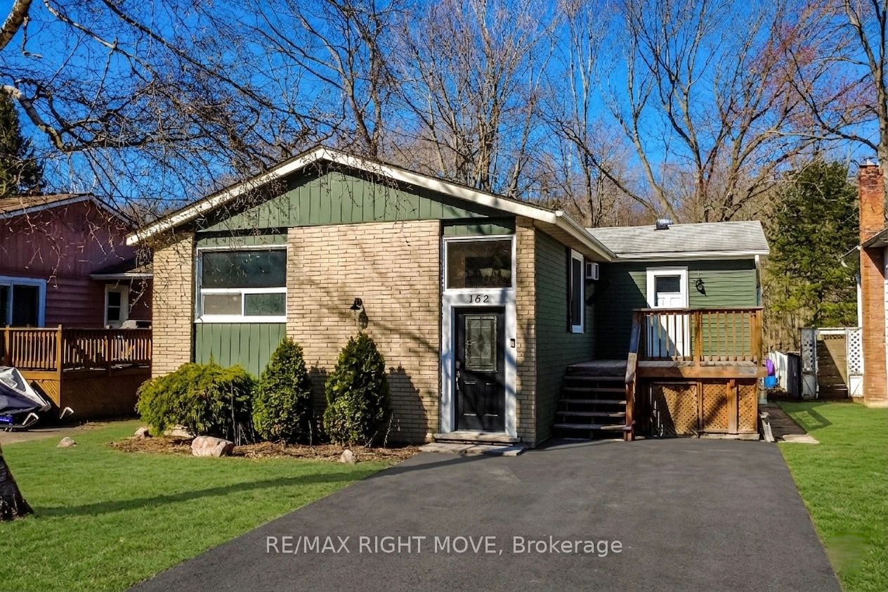 162 Pratt Crescent Property Photo 2