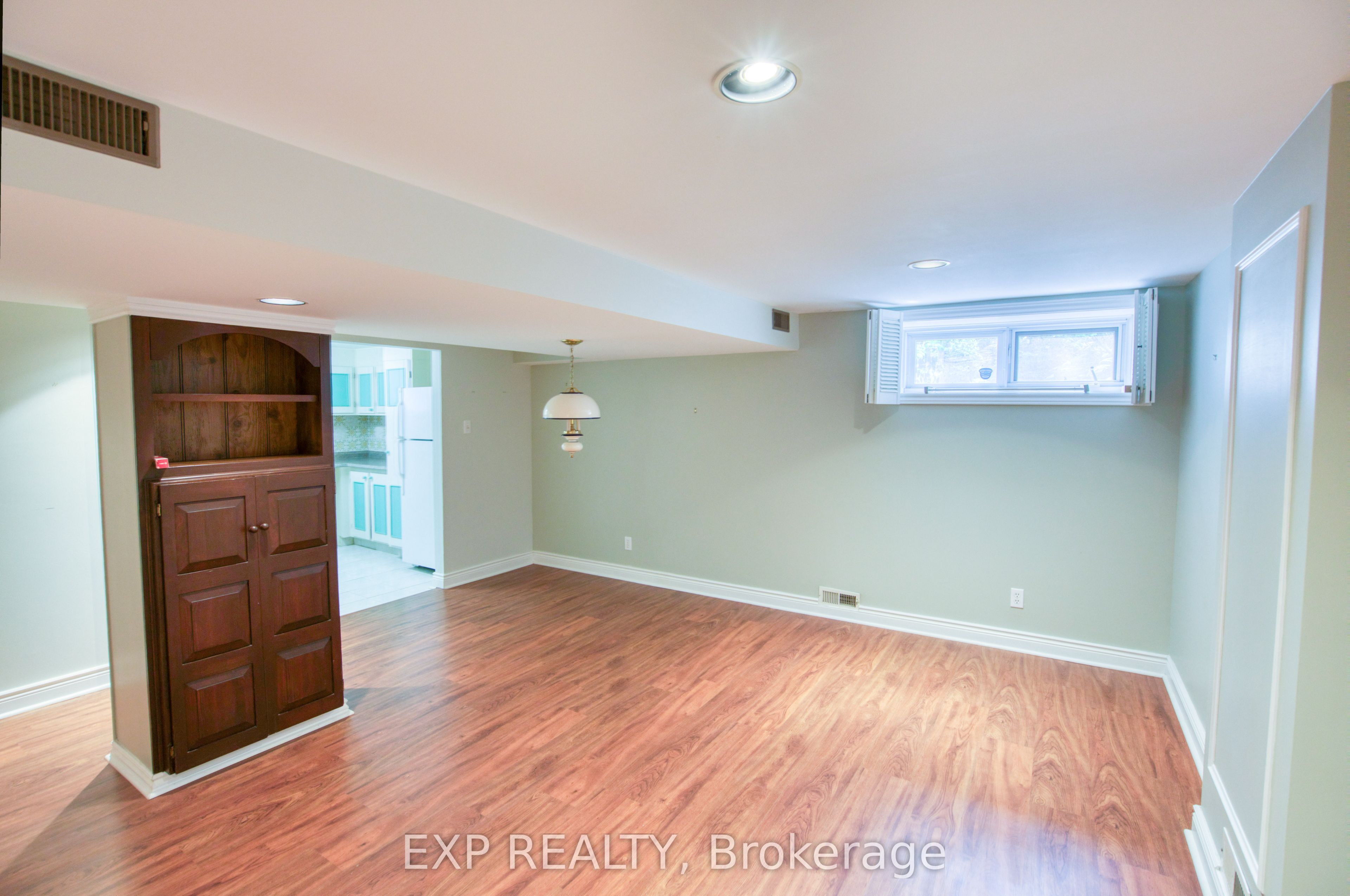 304 Stewart Street B Property Photo 8