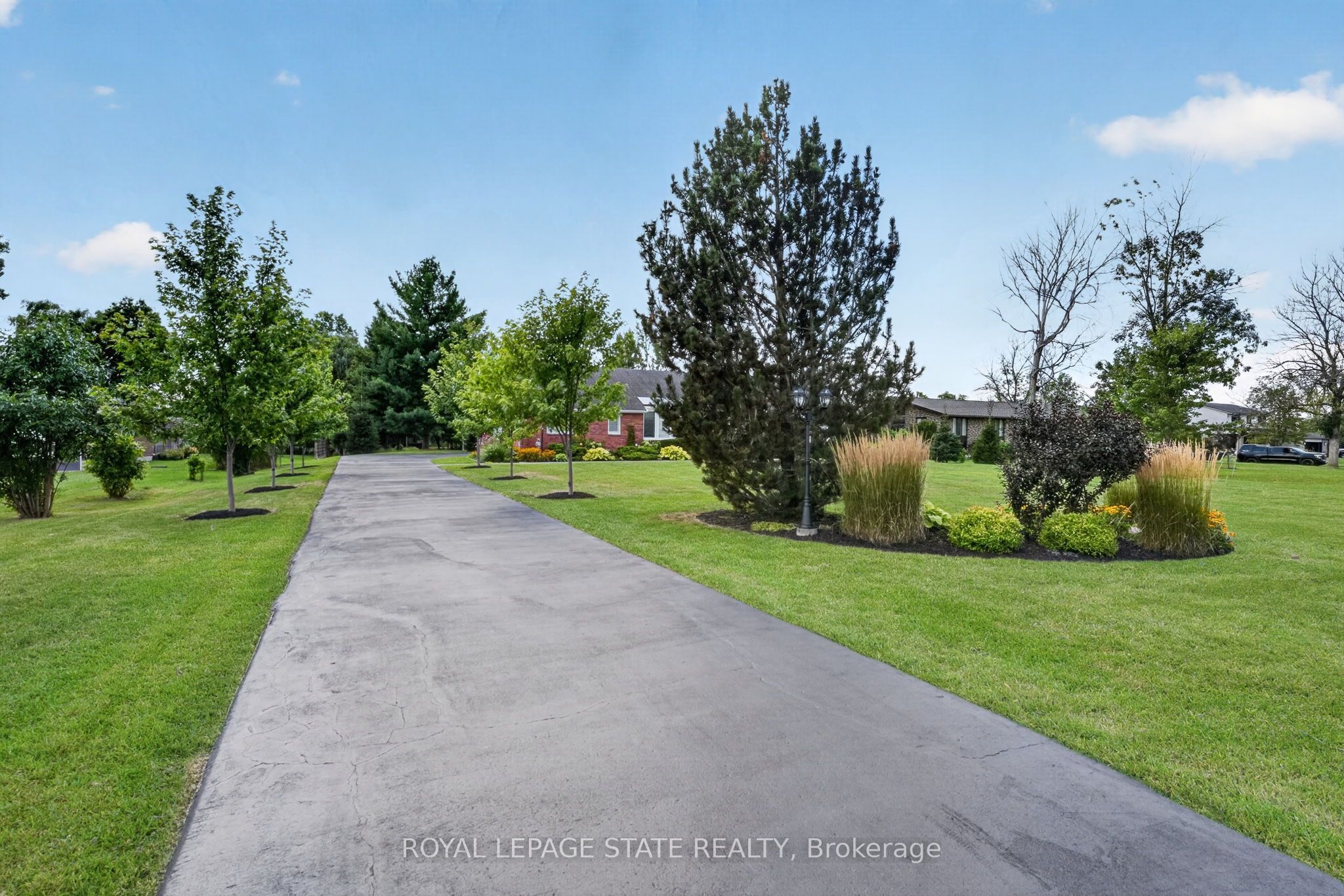 233 Cairns Crescent Property Photo 4