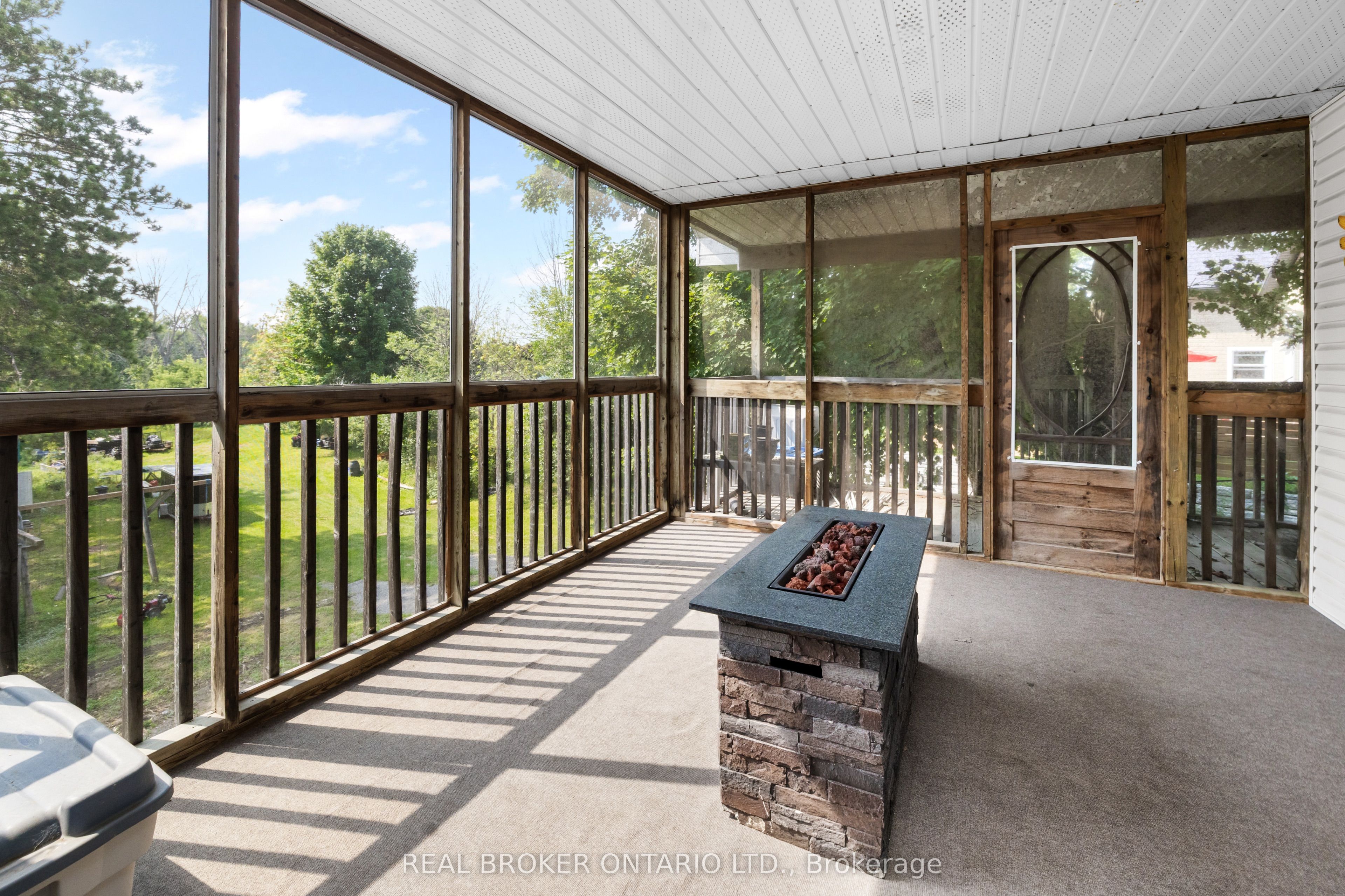 320 Clothier Street W Property Photo 19