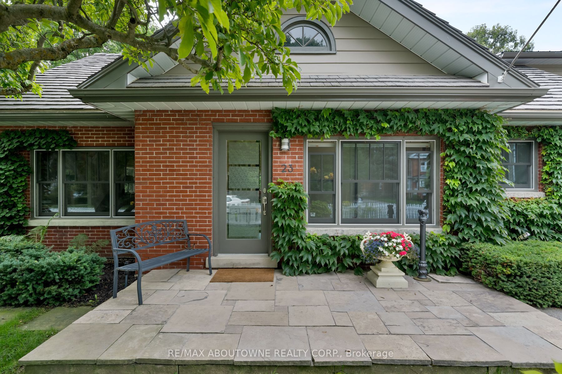 23 Alice Street E Property Photo 4