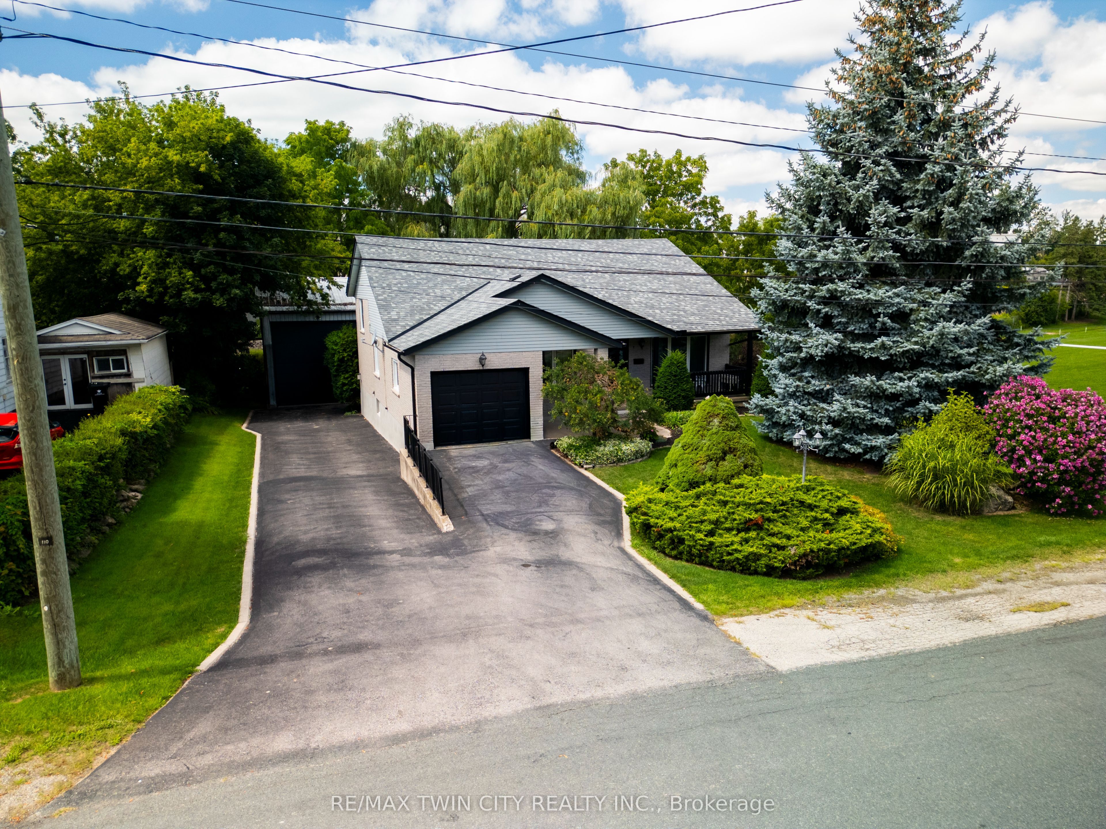 108 Queensway Drive Property Photo 2
