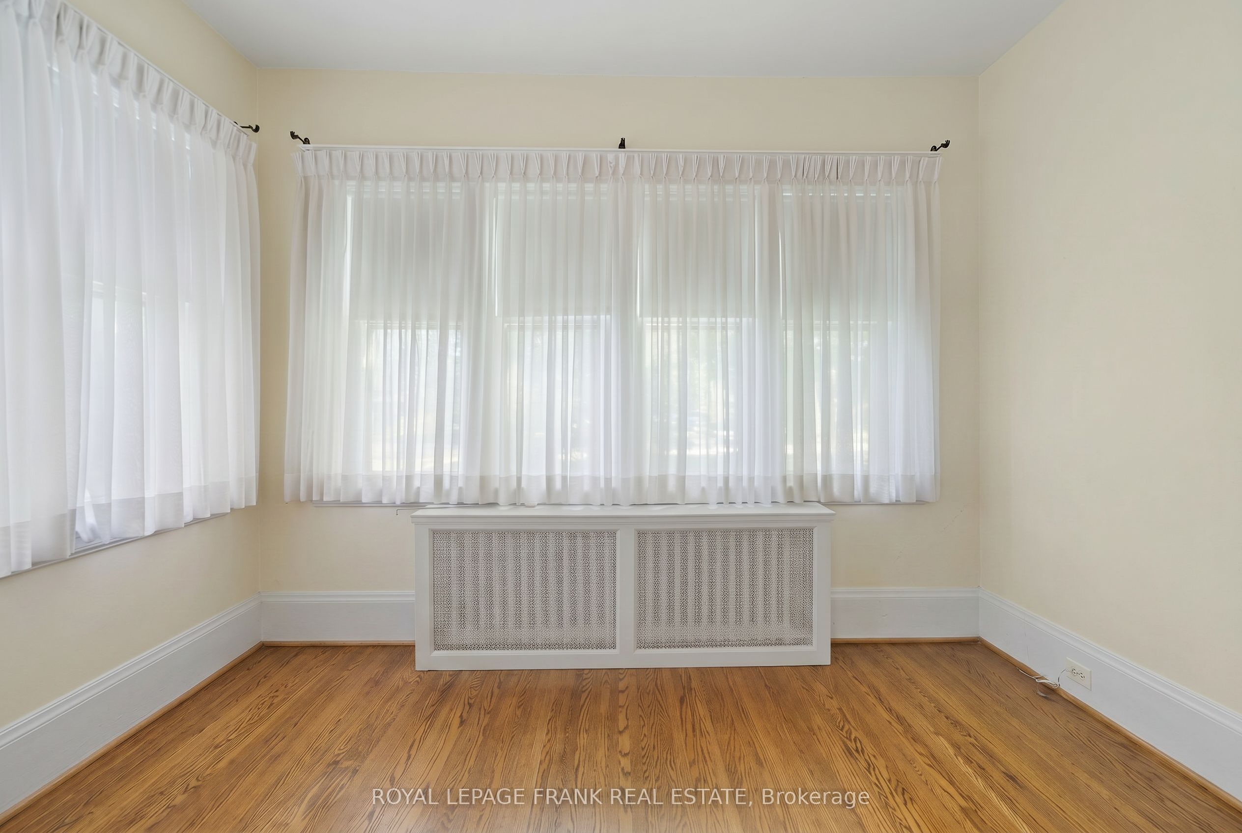 76 Bond Street W Property Photo 6
