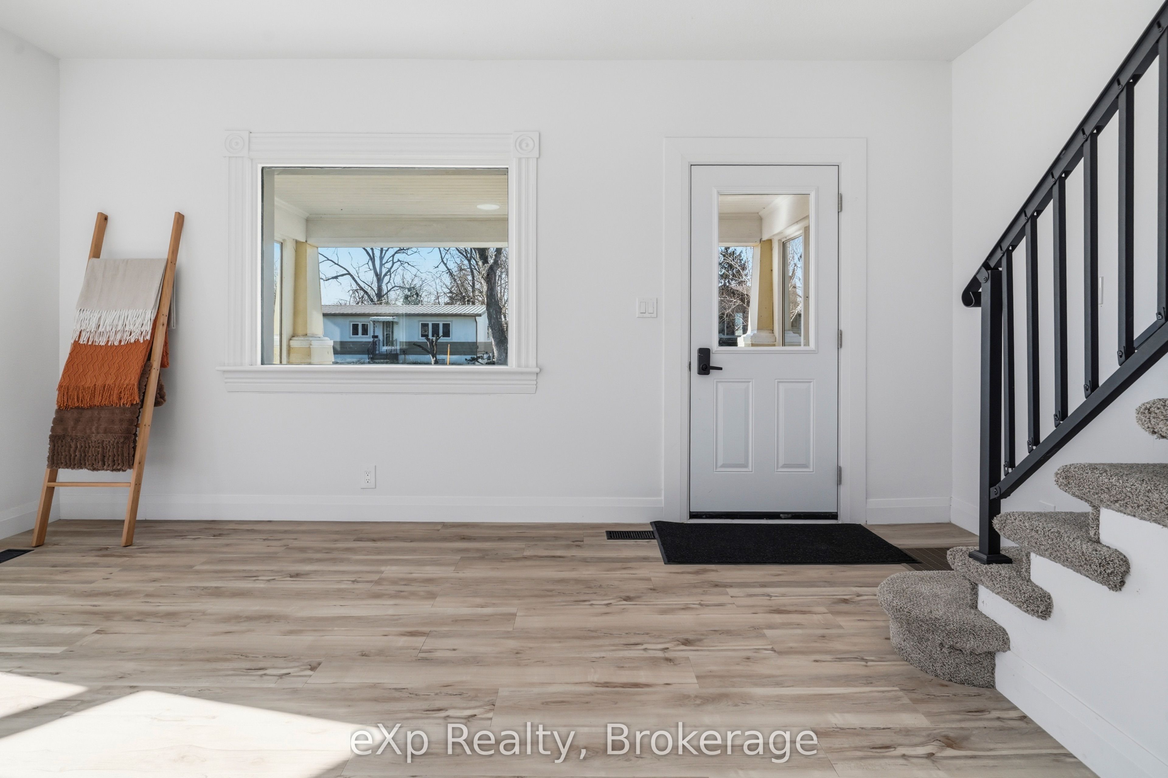 192 William Street W Property Photo 3