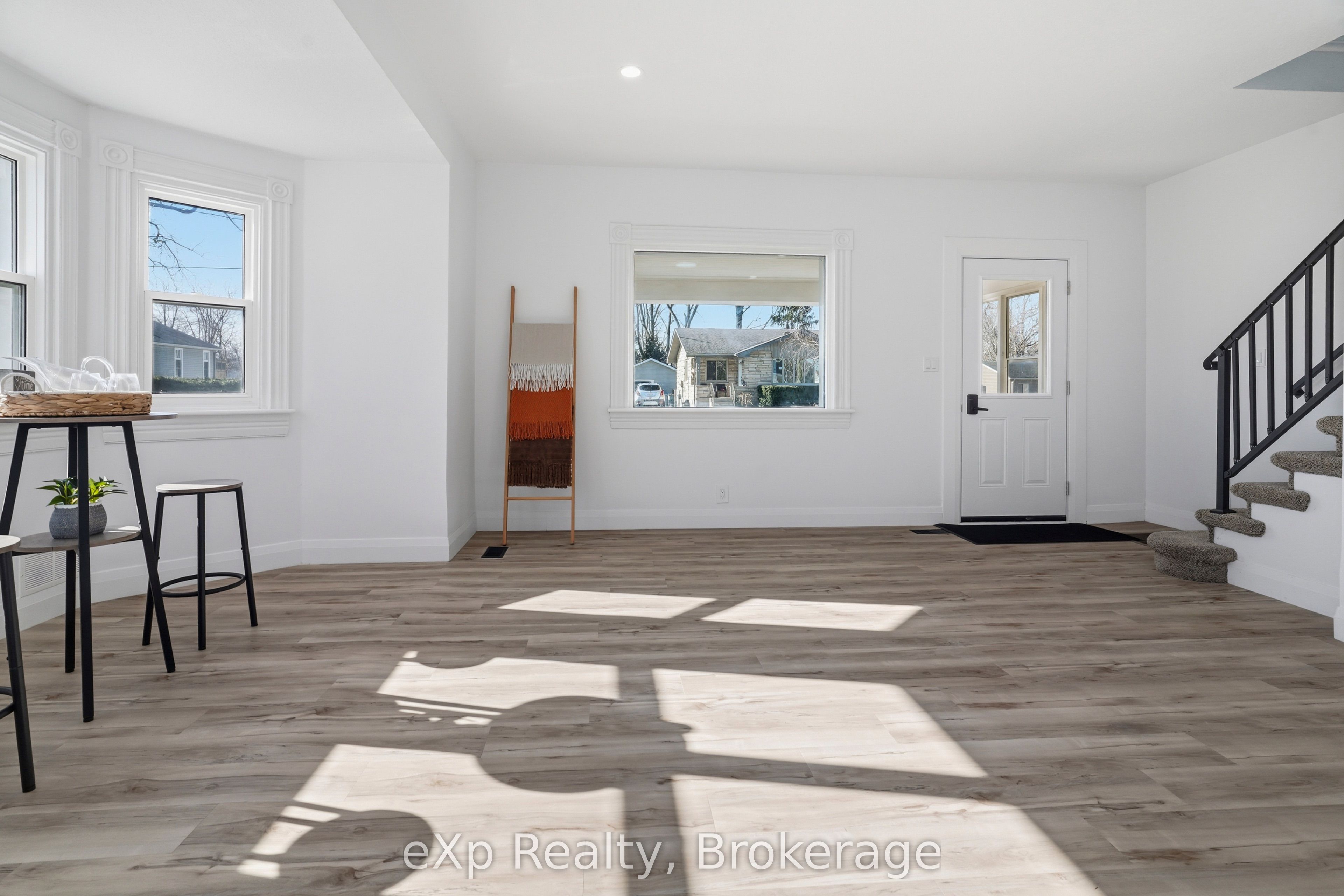 192 William Street W Property Photo 4