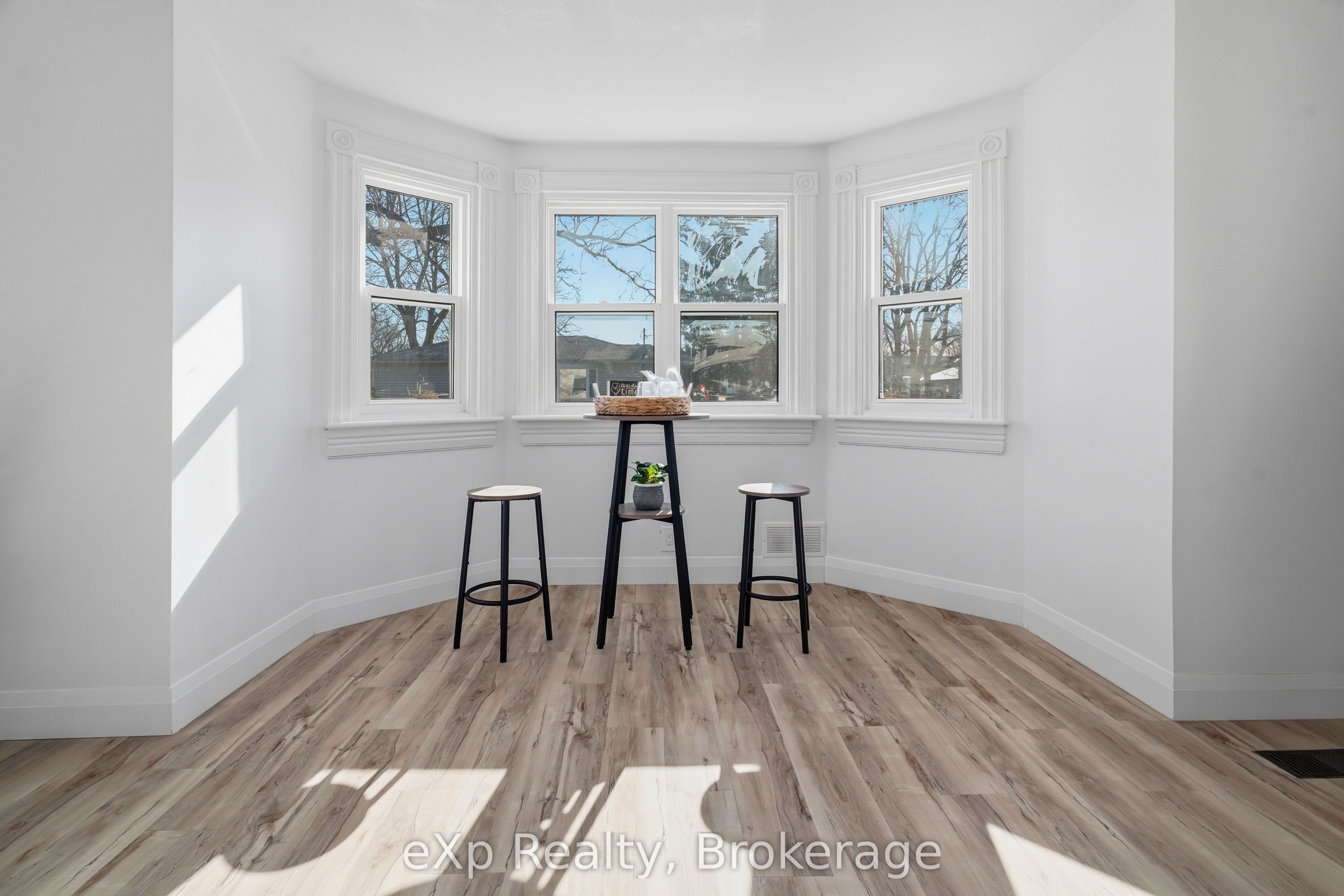 192 William Street W Property Photo 13