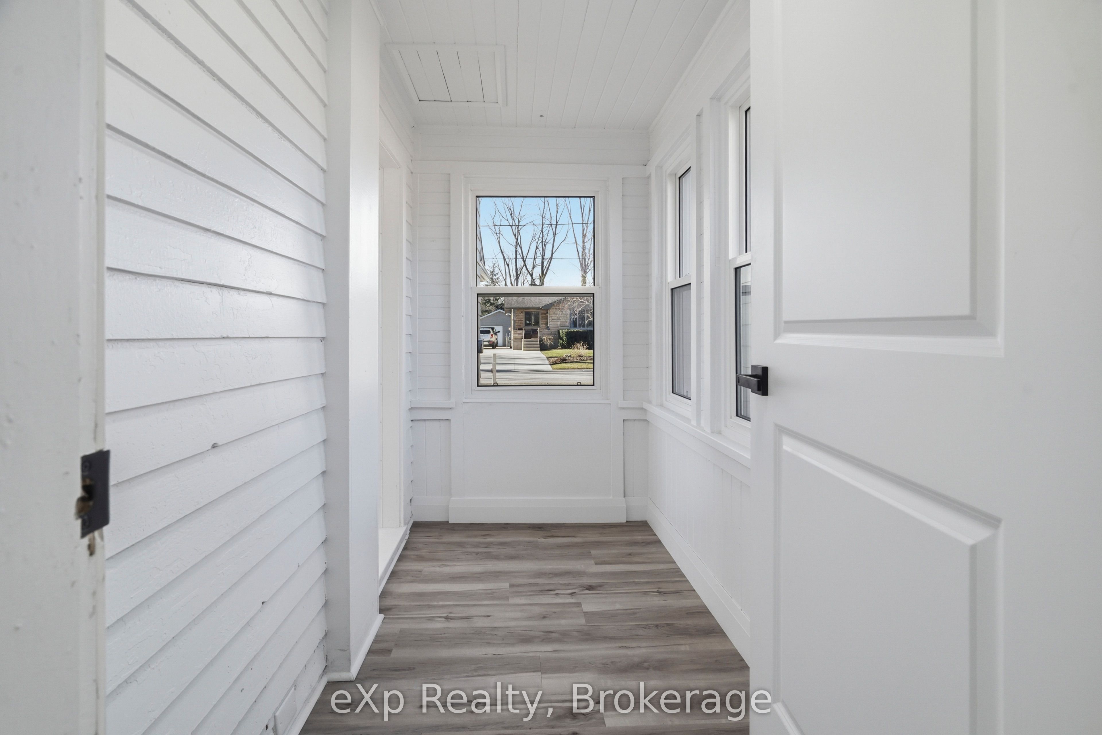 192 William Street W Property Photo 15