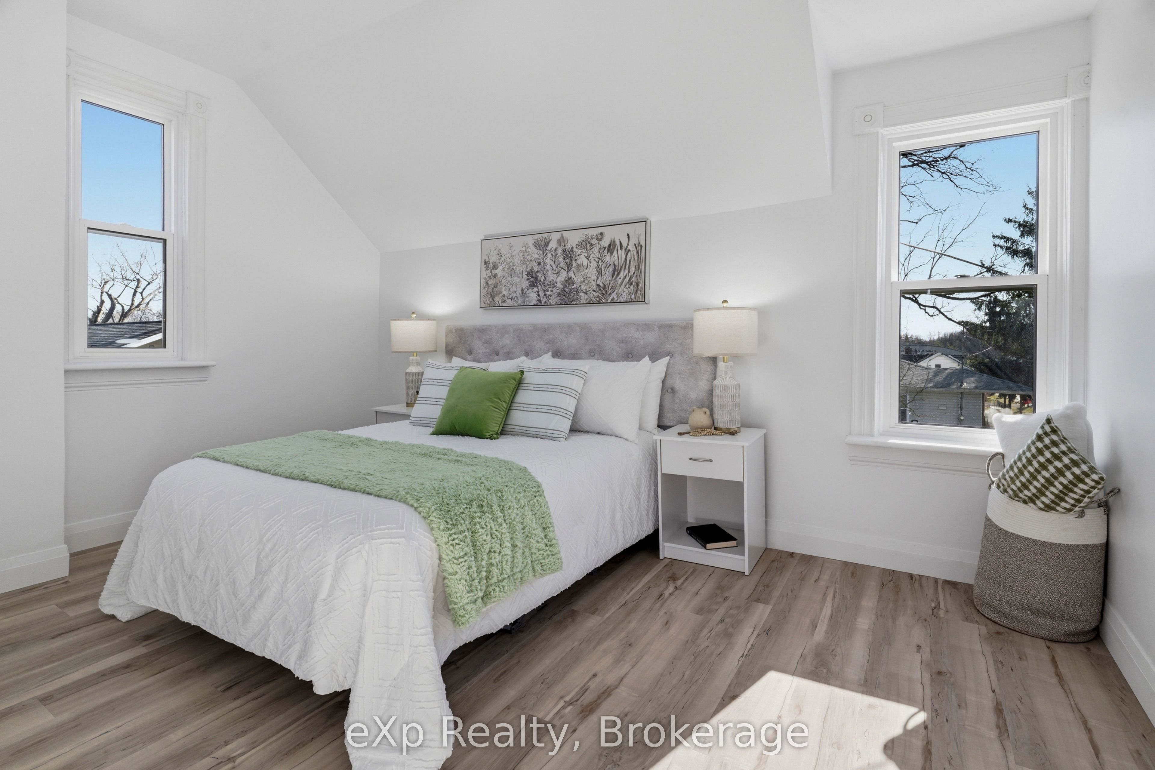 192 William Street W Property Photo 32