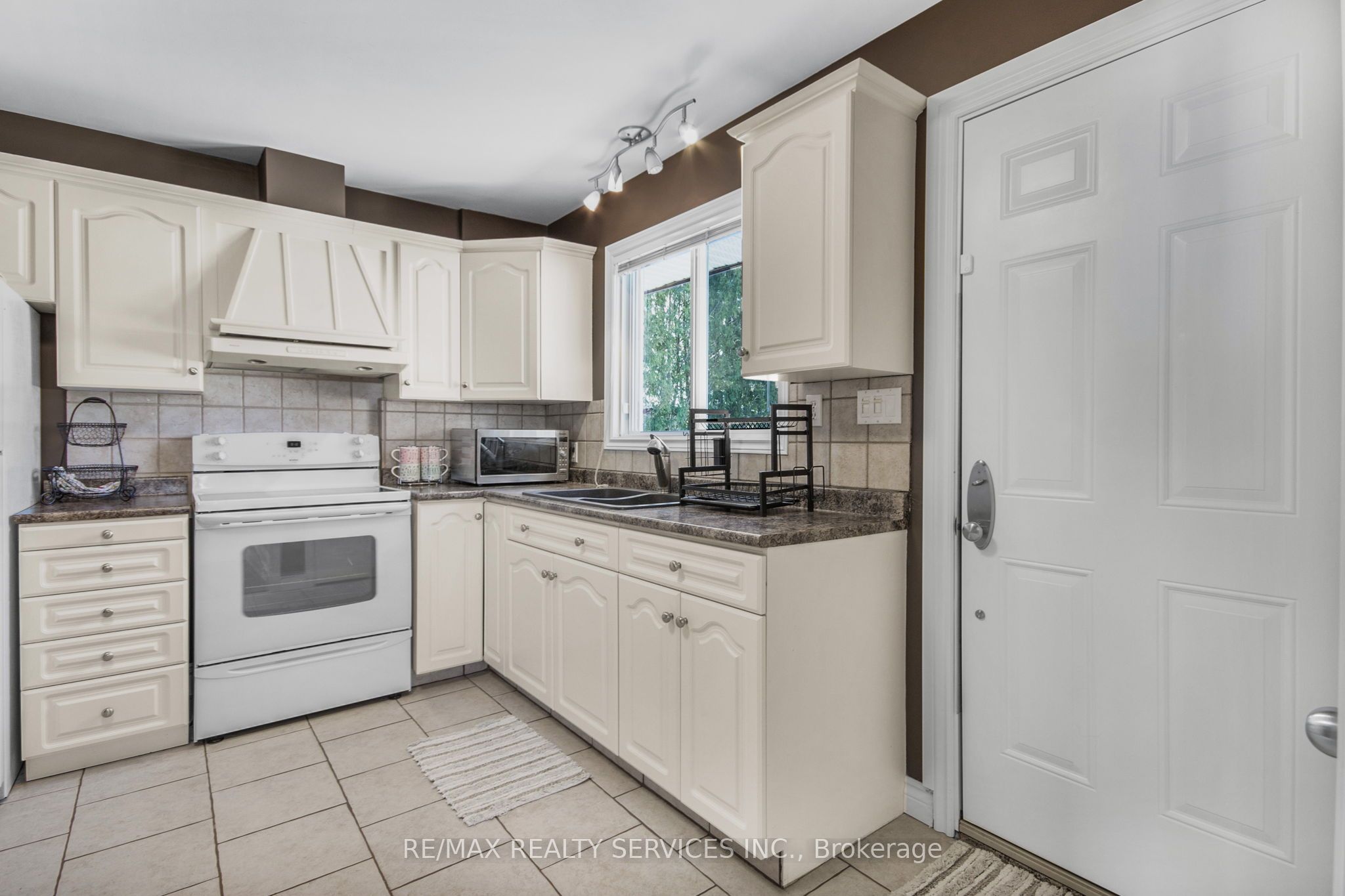 185 Burlington Street Property Photo 7