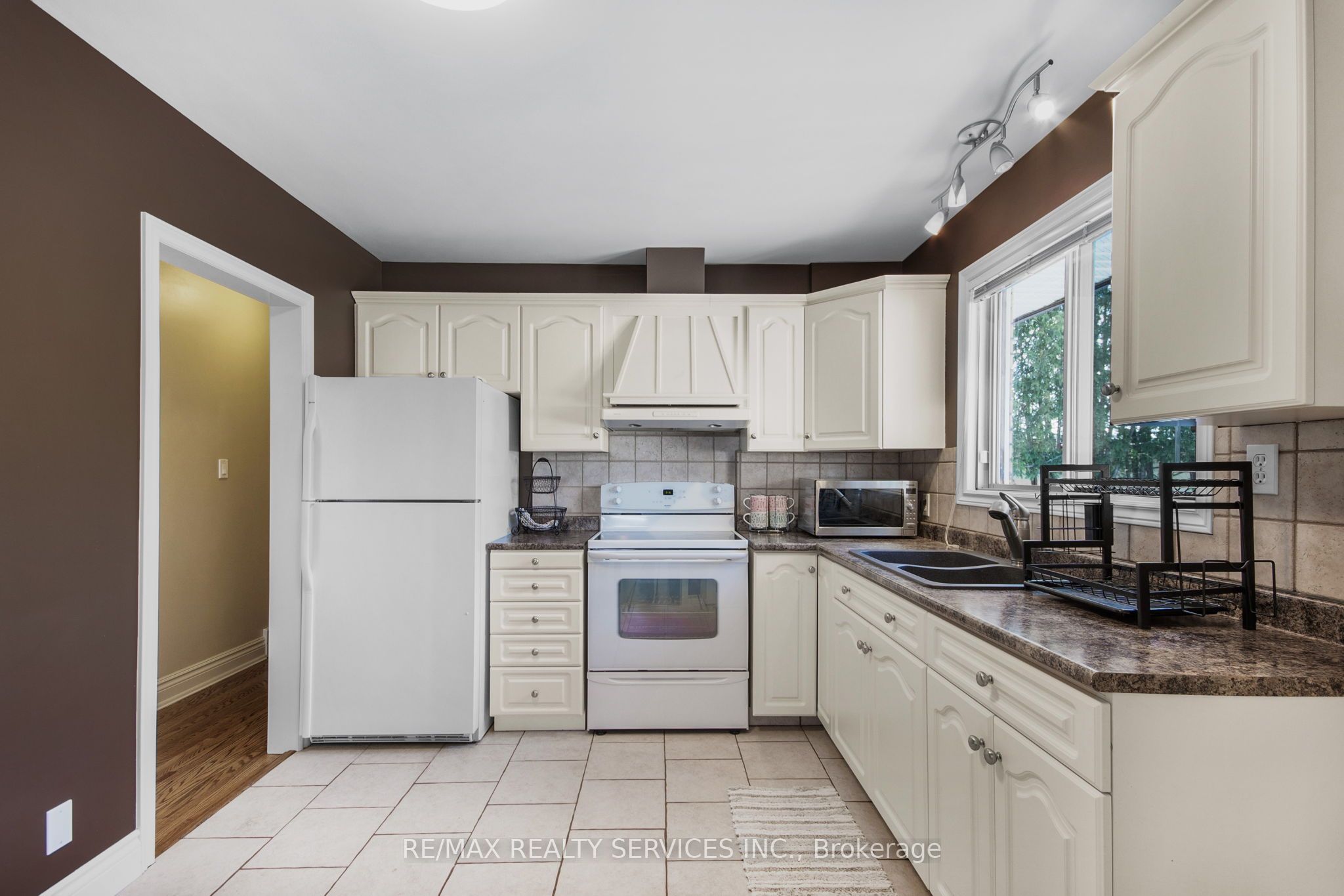 185 Burlington Street Property Photo 8
