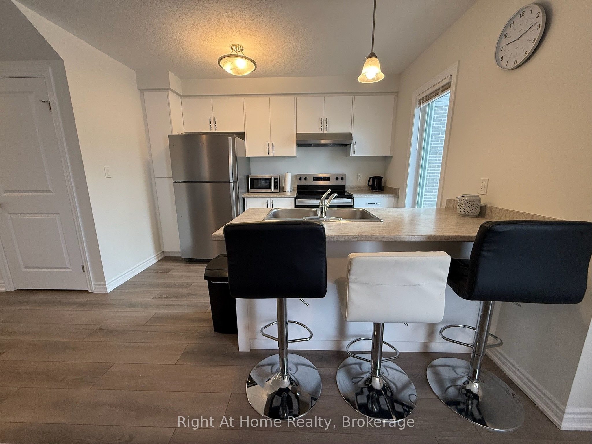217 Benninger Drive Upper Property Photo 7