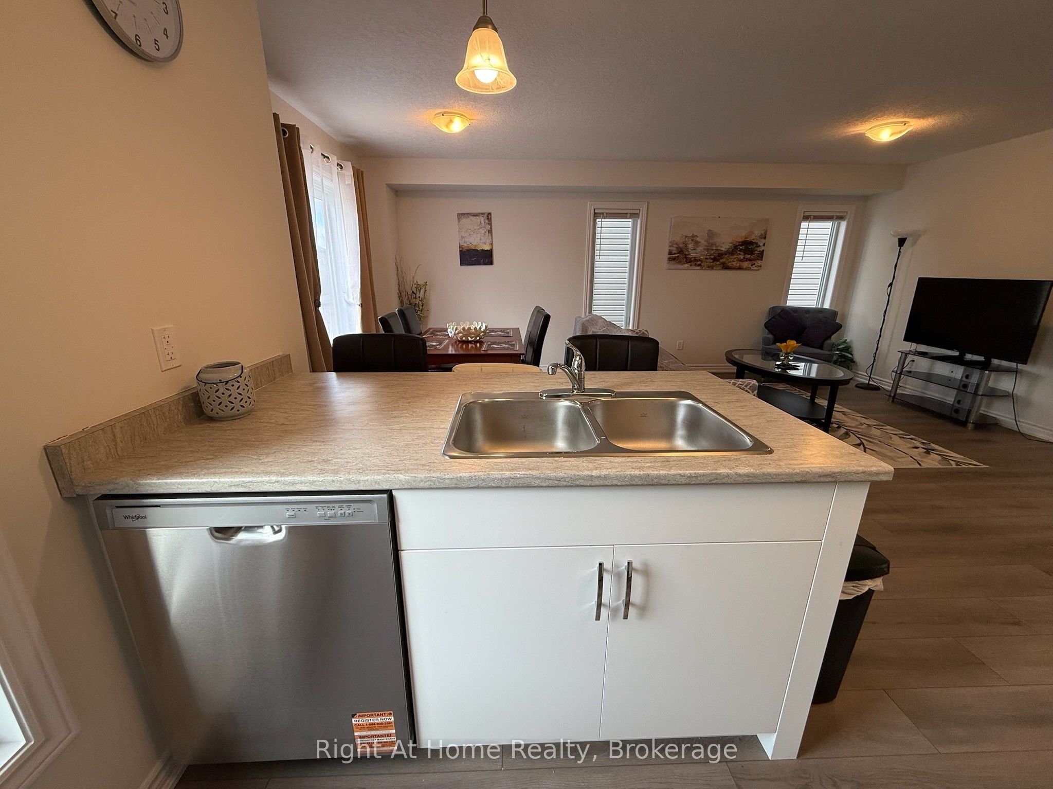 217 Benninger Drive Upper Property Photo 9