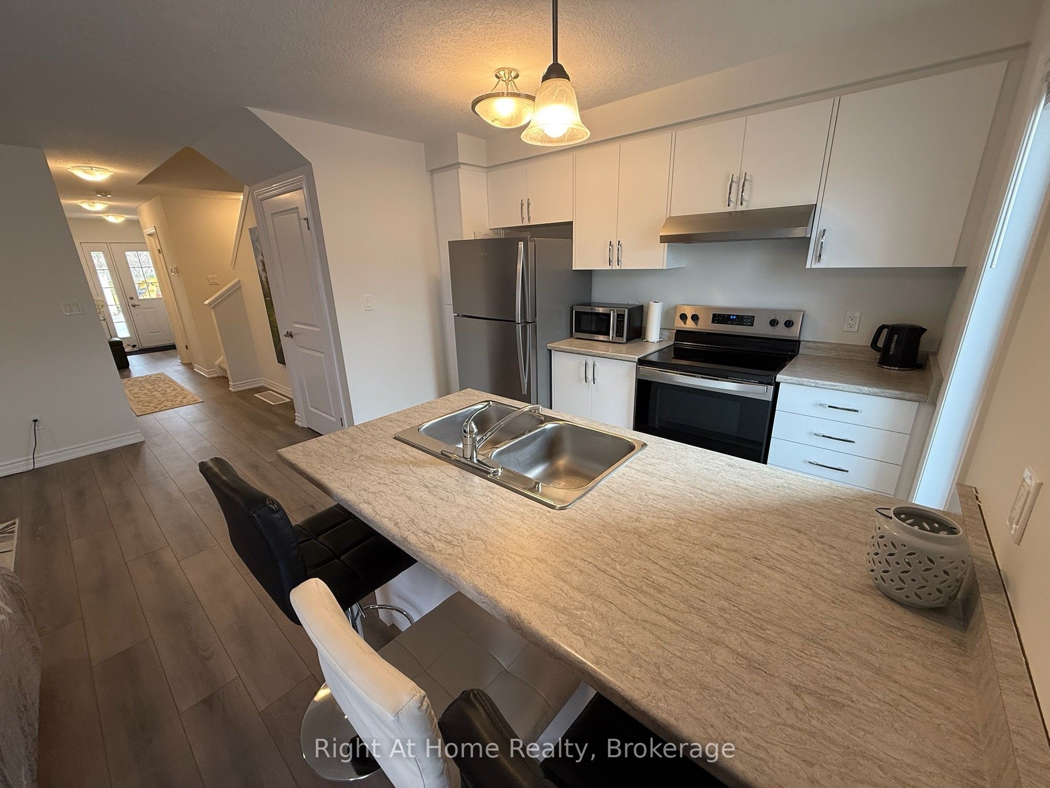 217 Benninger Drive Upper Property Photo 10