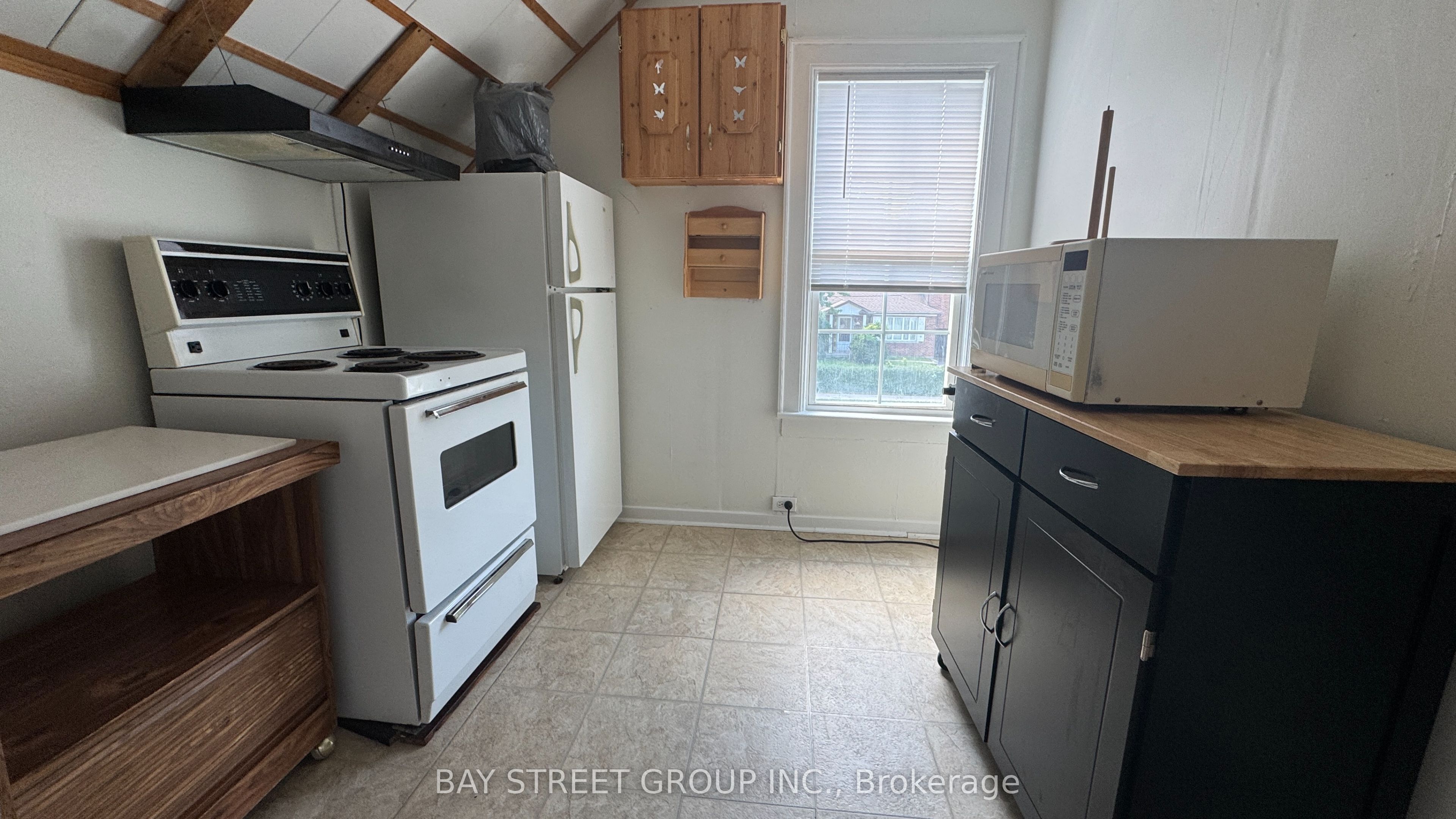4138 Drummond Road Upper Property Photo 2