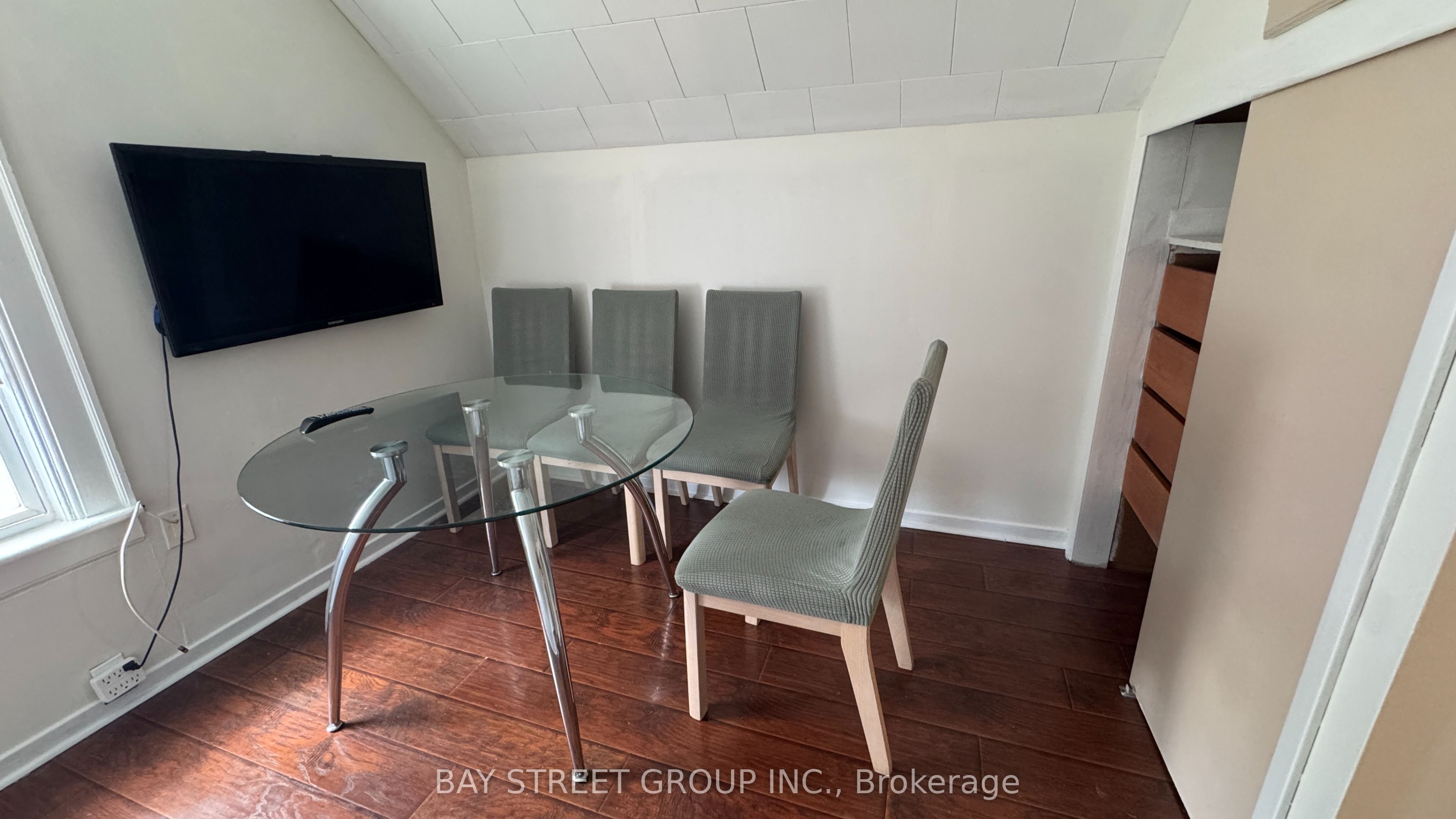 4138 Drummond Road Upper Property Photo 3