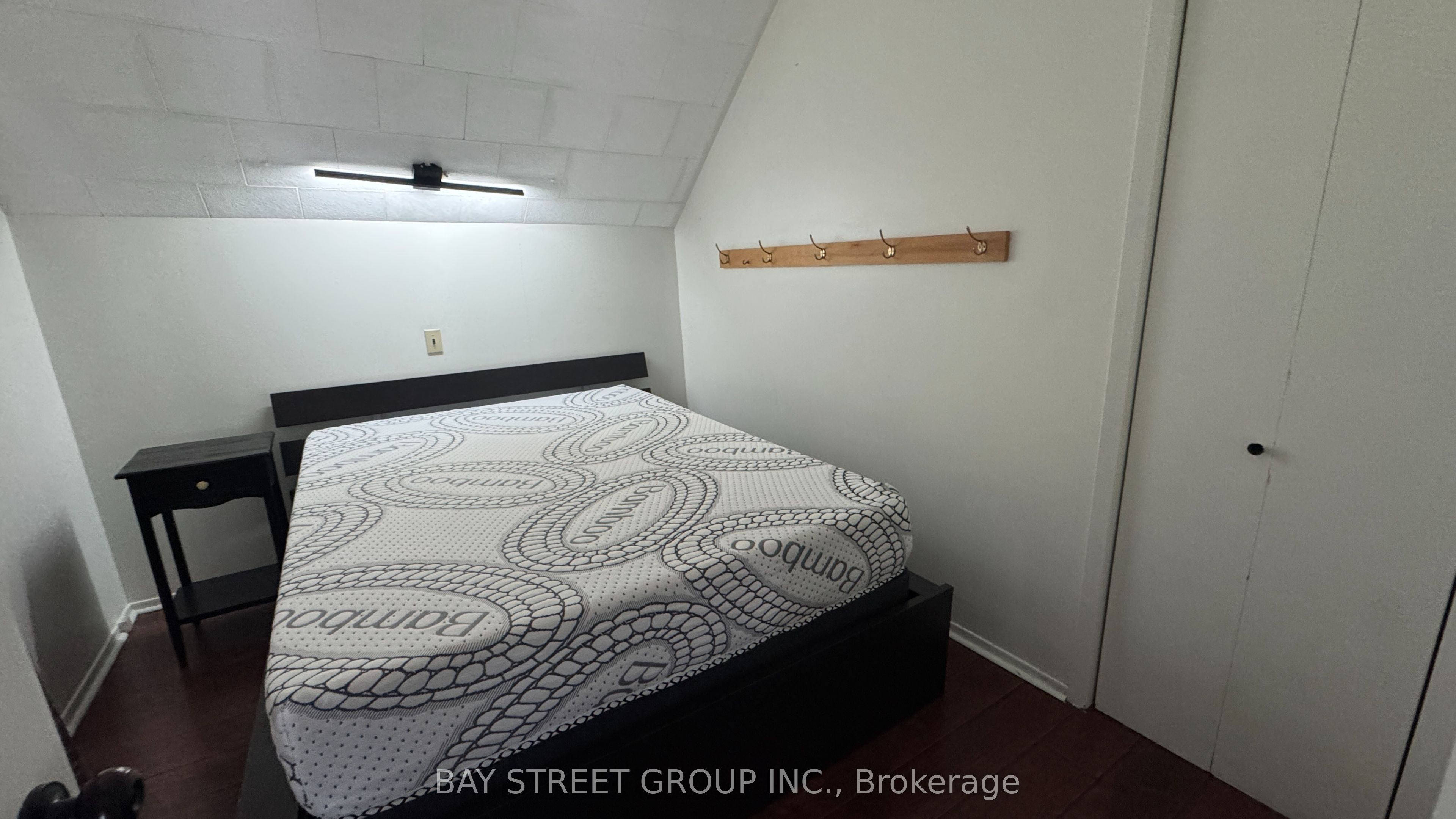 4138 Drummond Road Upper Property Photo 6