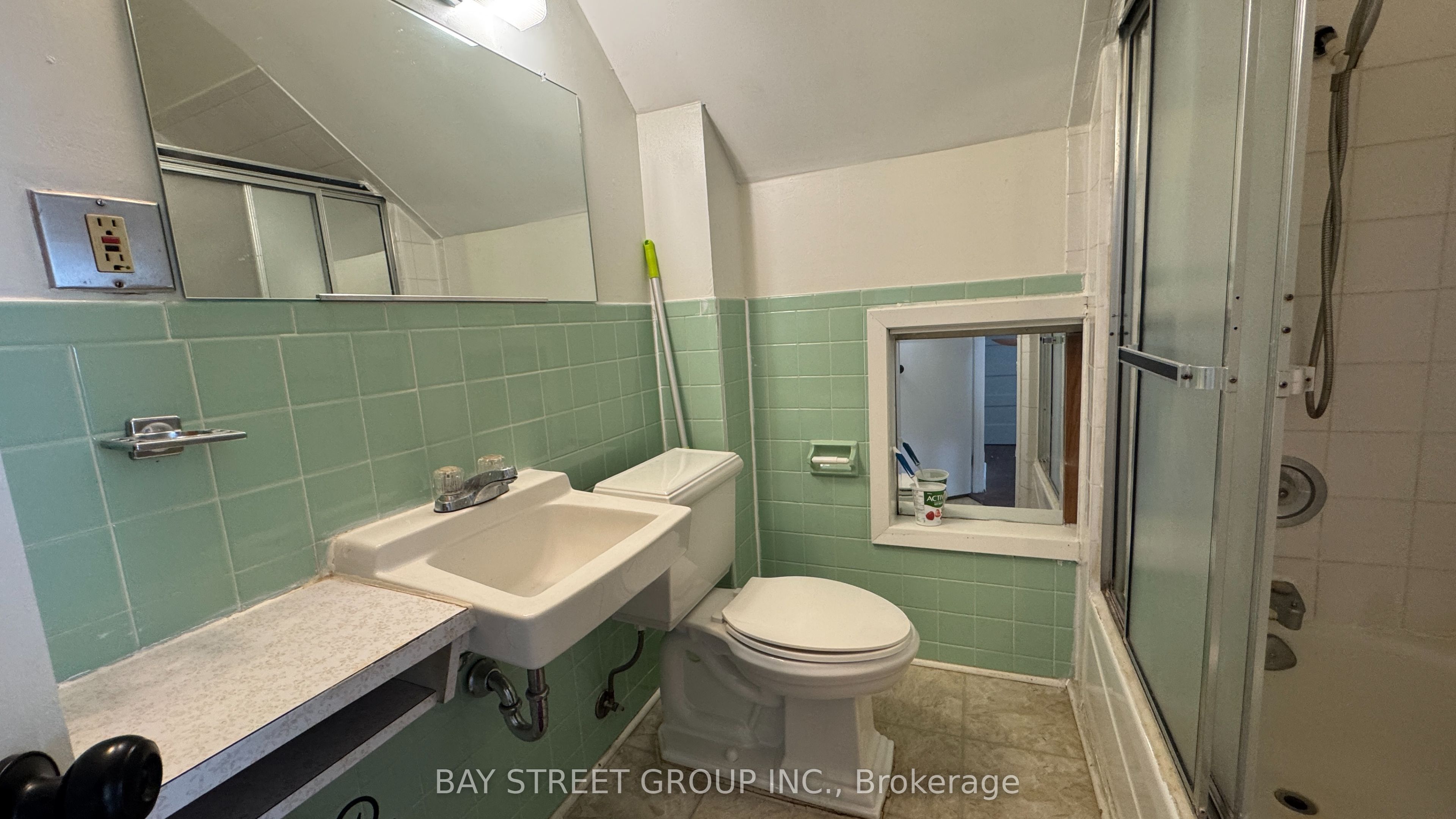 4138 Drummond Road Upper Property Photo 7
