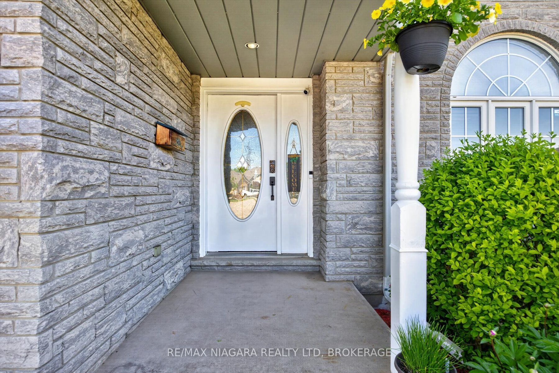 4457 Kathleen Crescent Property Photo 3