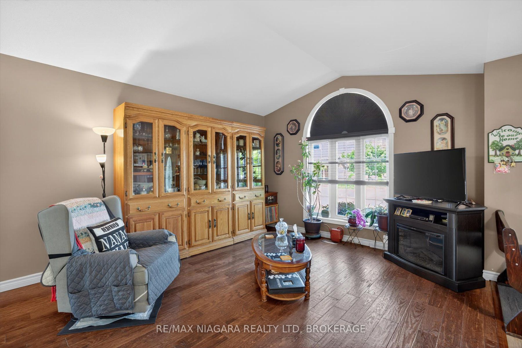 4457 Kathleen Crescent Property Photo 4