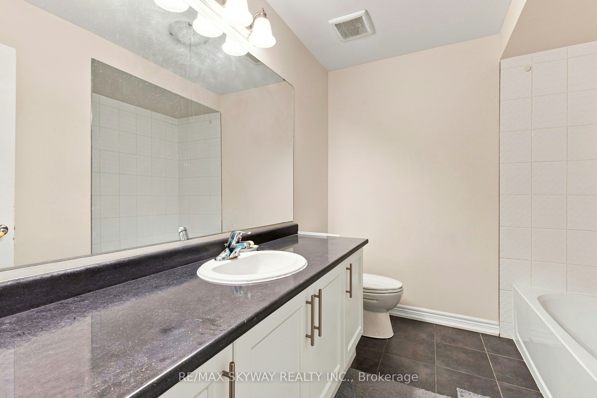 5 Gloria Street N Property Photo 27