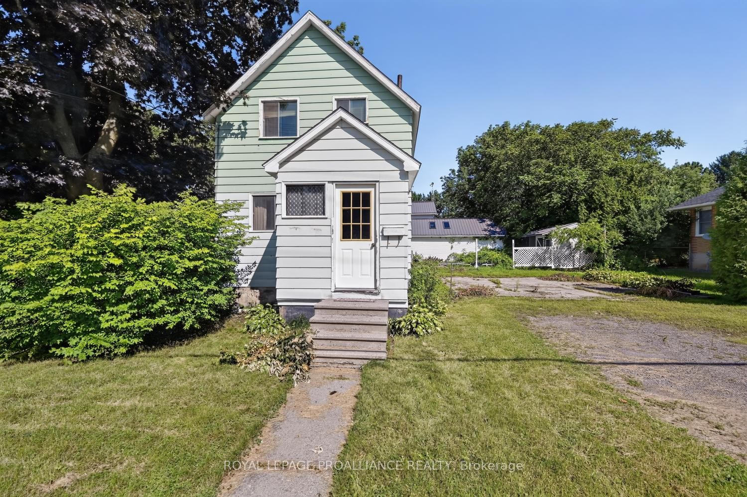 300 Park Street E Property Photo 1