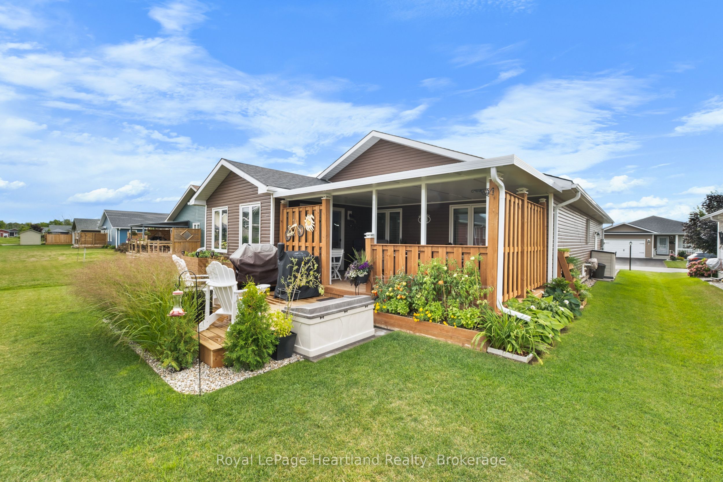 8 Windward Way N Property Photo 2